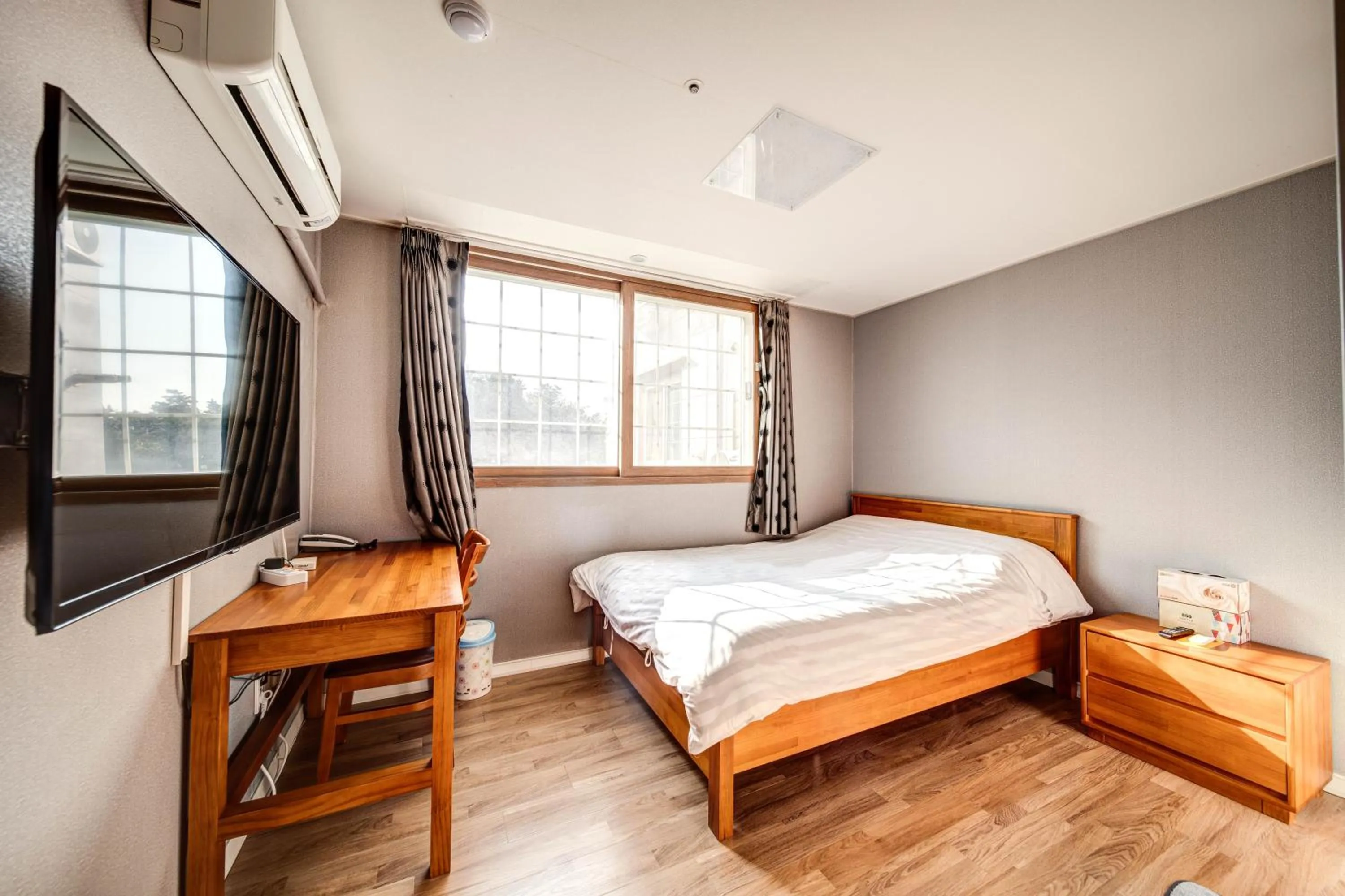 Bedroom, Bed in Geoje Oasis Hotel