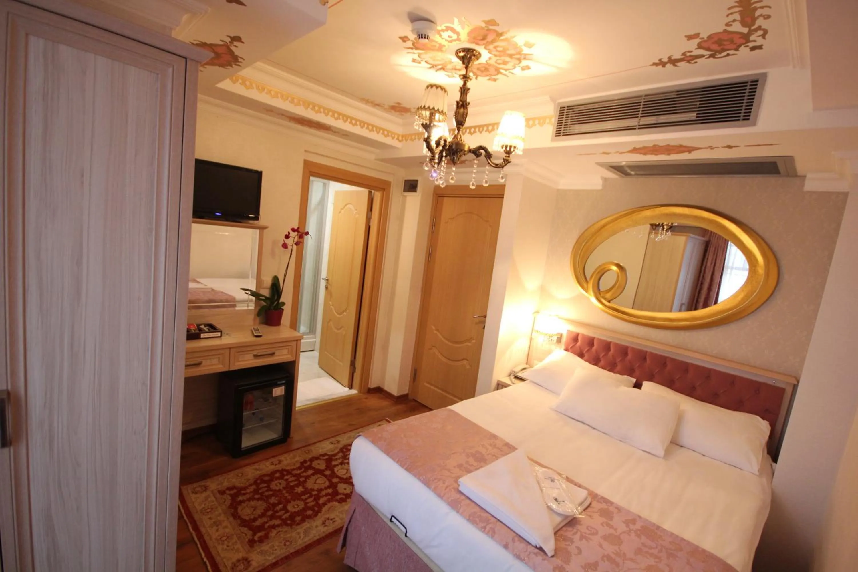 Decorative detail, Bed in Sultans Royal Hotel