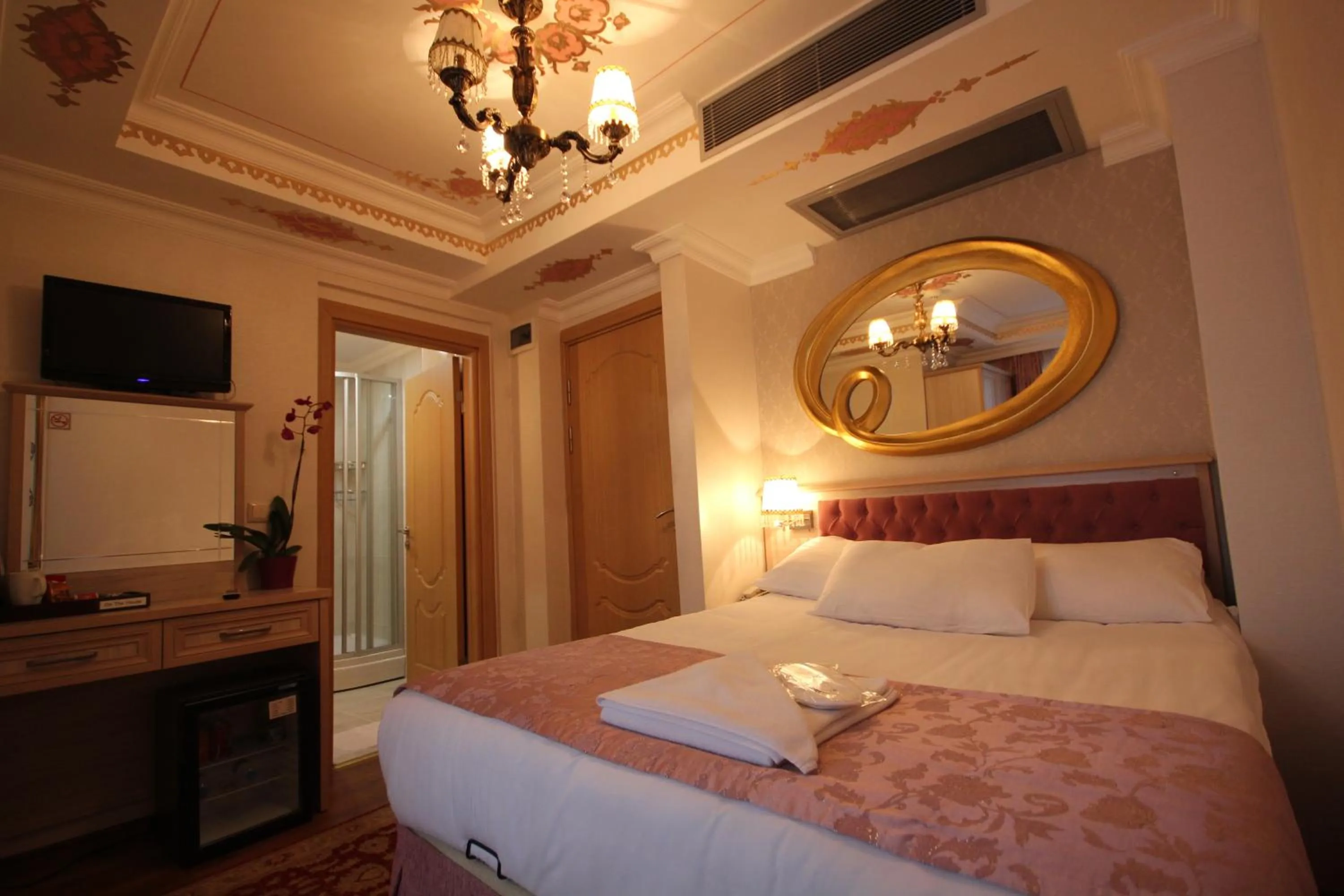 Photo of the whole room, Bed in Sultans Royal Hotel