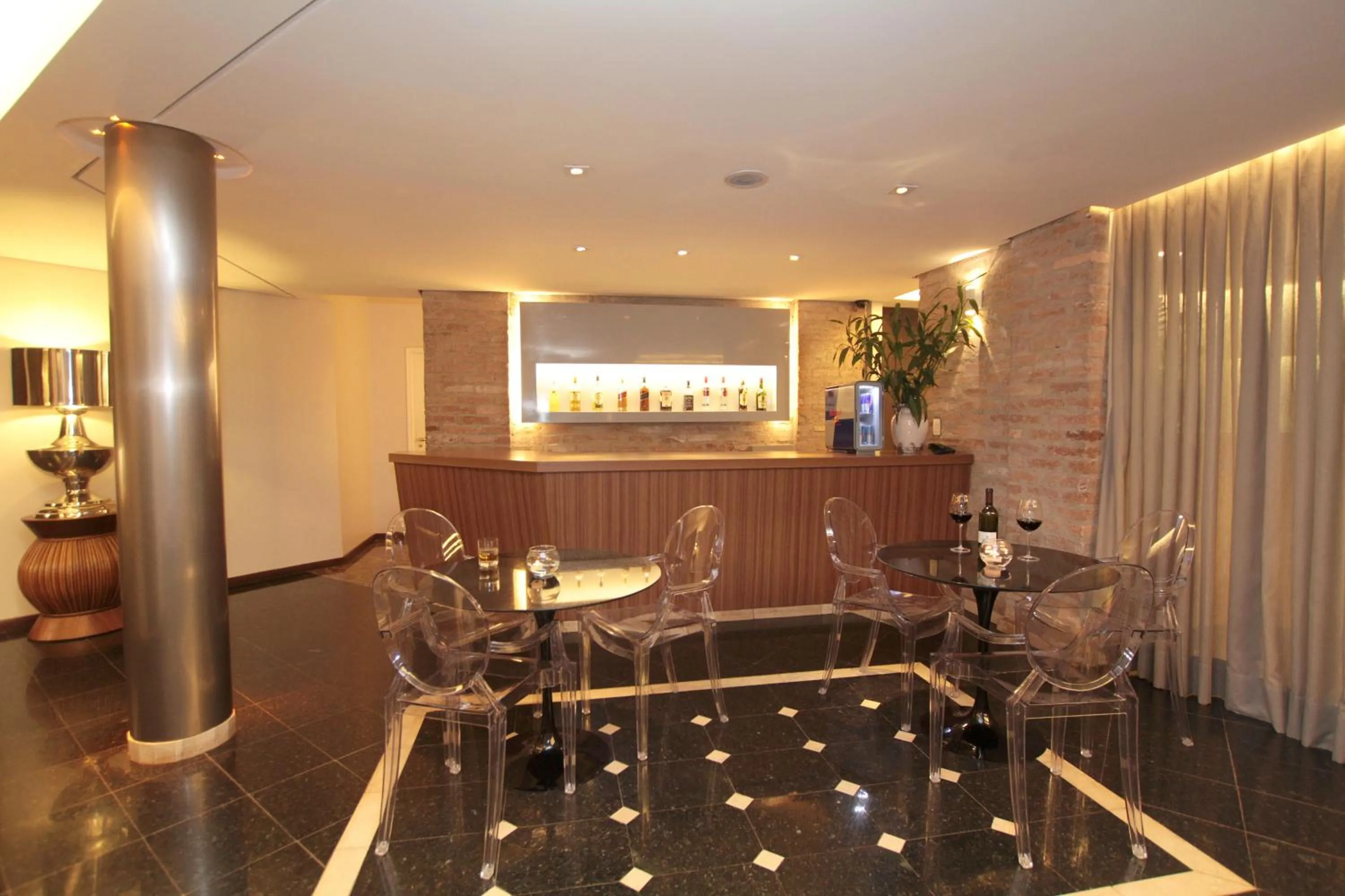 Lounge or bar in Oasis Plaza Hotel