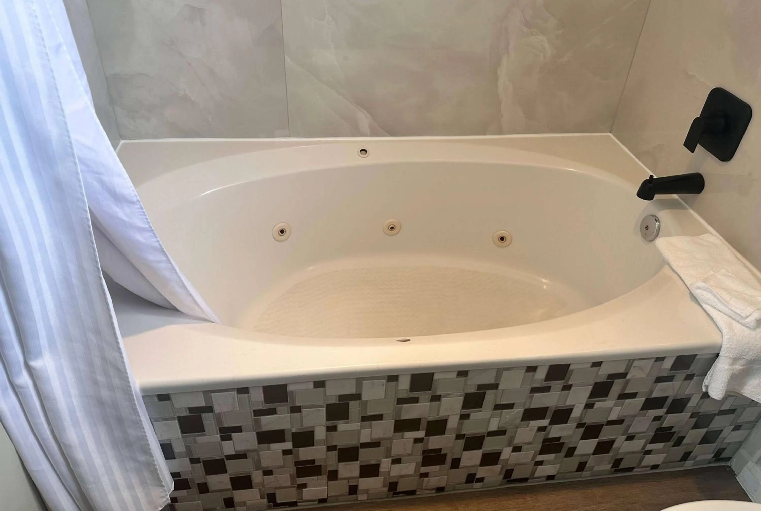 TV and multimedia in Days Inn by Wyndham Rocklin/Sacramento