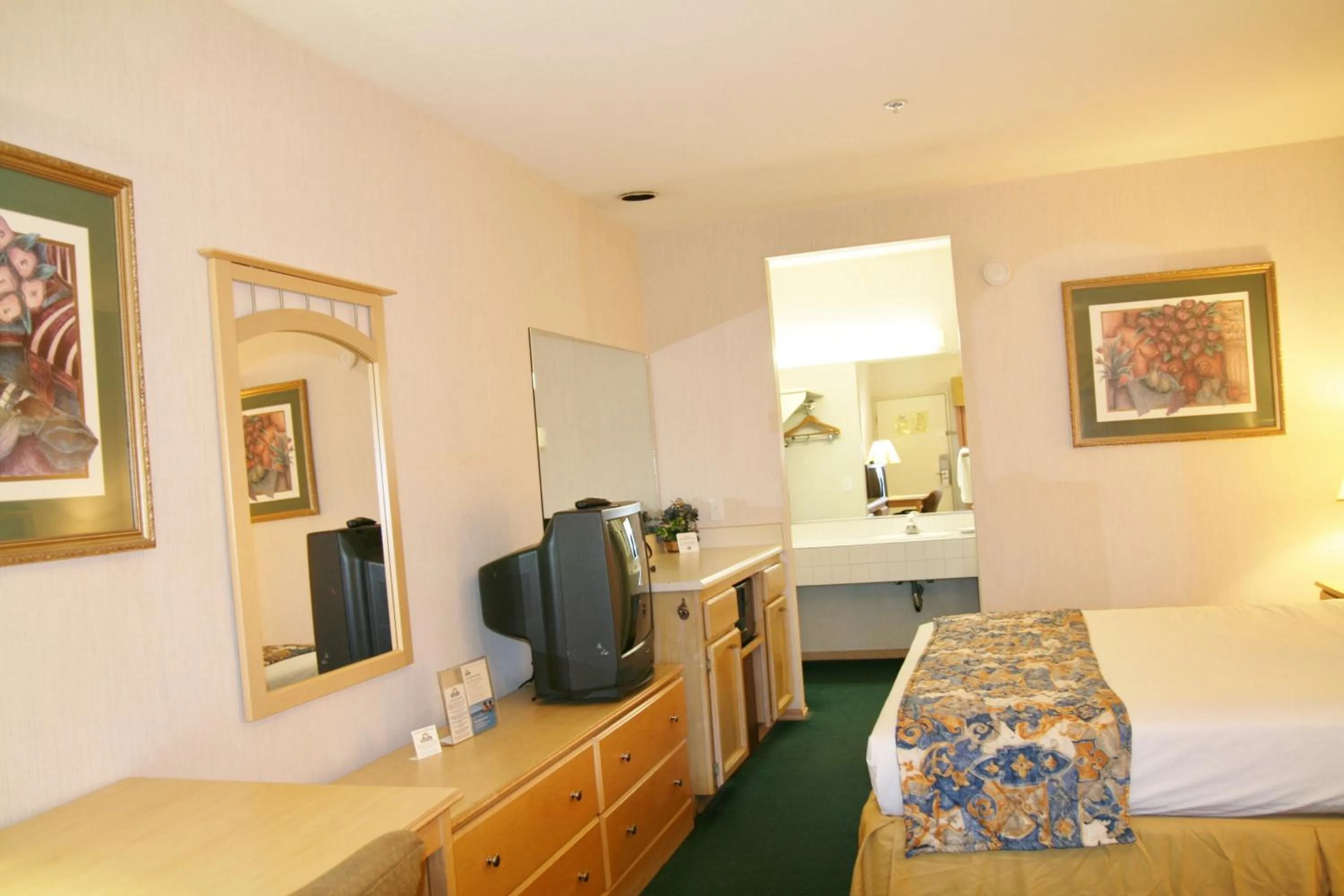 Photo of the whole room, Bed in Days Inn by Wyndham Rocklin/Sacramento