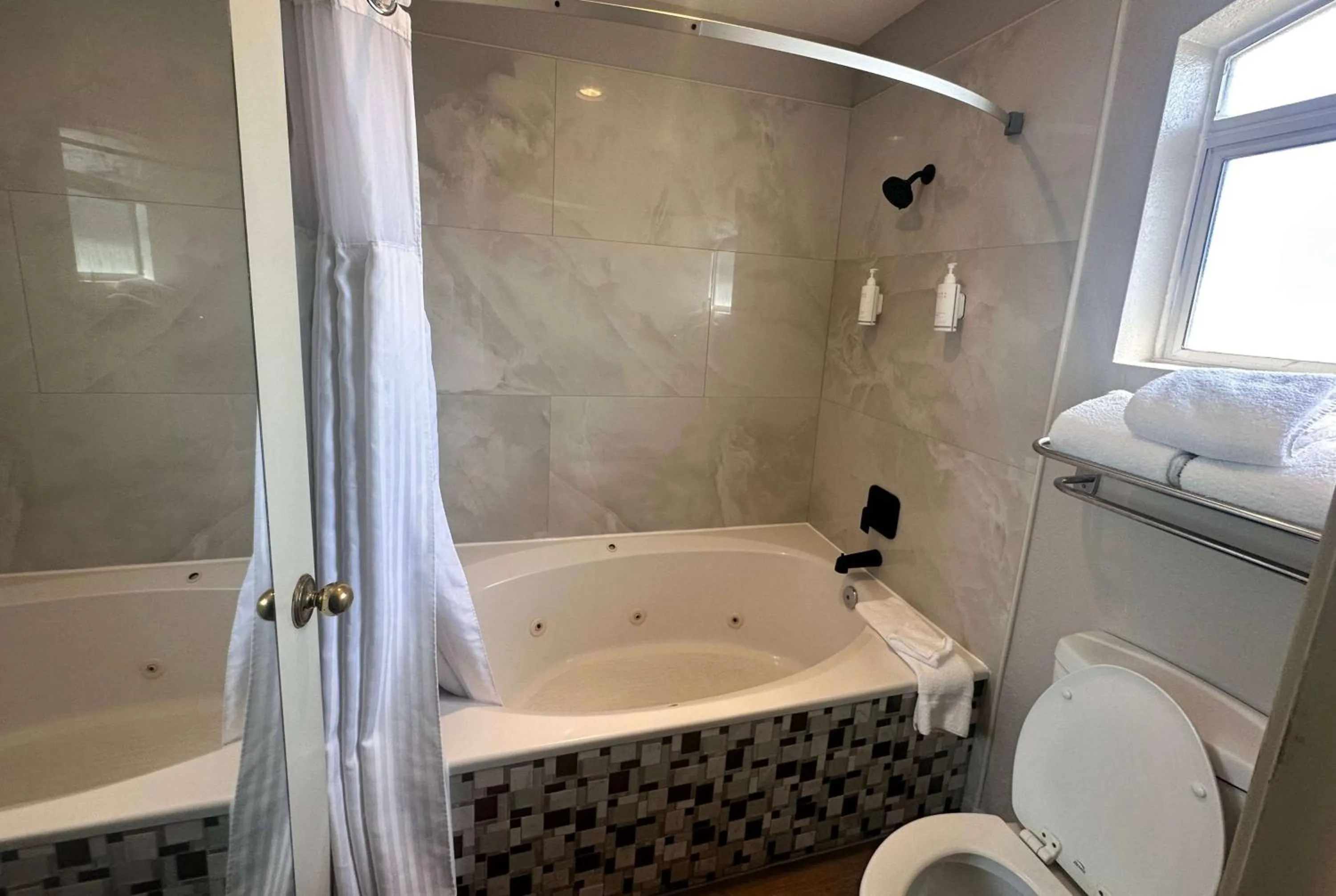 TV and multimedia in Days Inn by Wyndham Rocklin/Sacramento