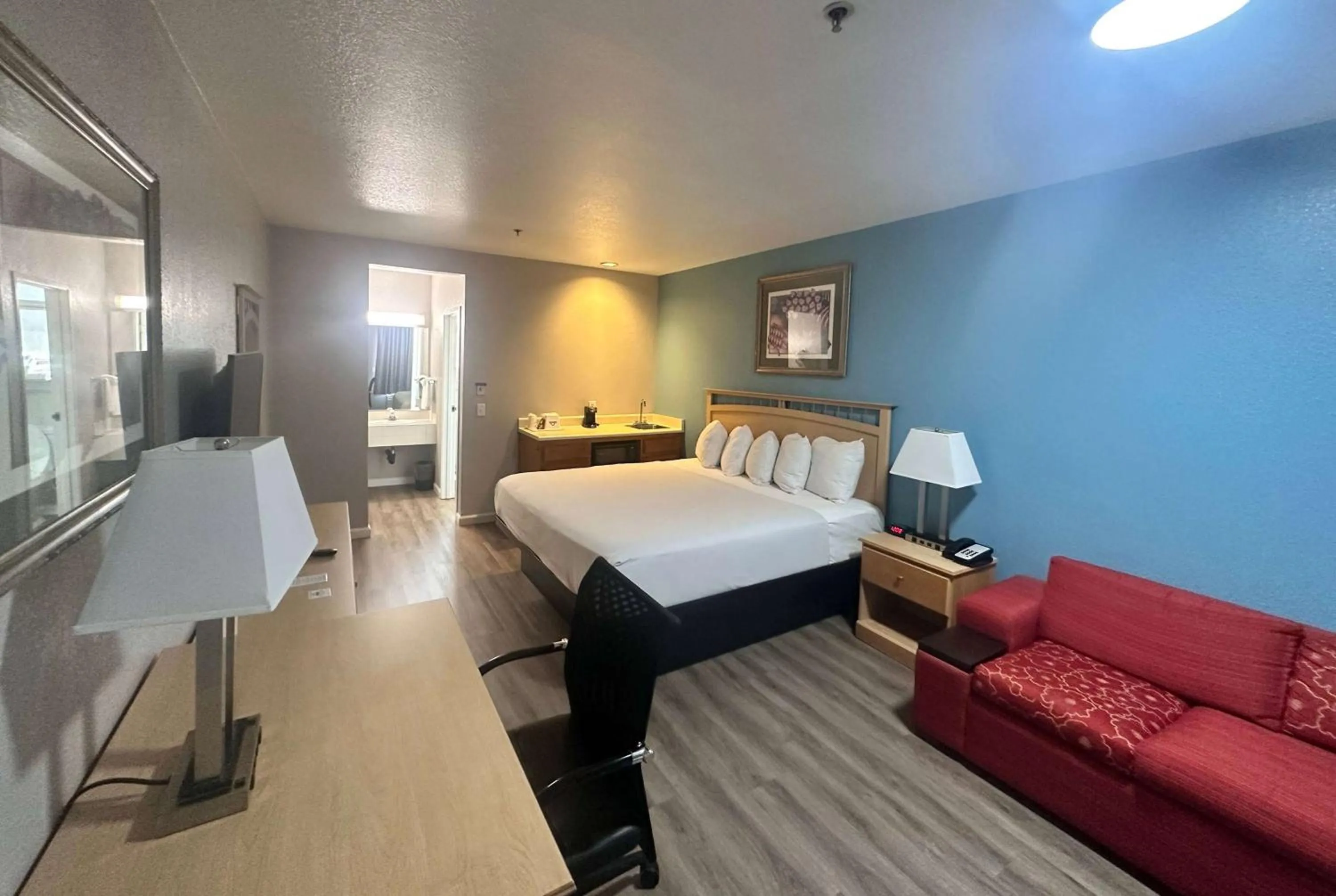 Photo of the whole room, Bed in Days Inn by Wyndham Rocklin/Sacramento