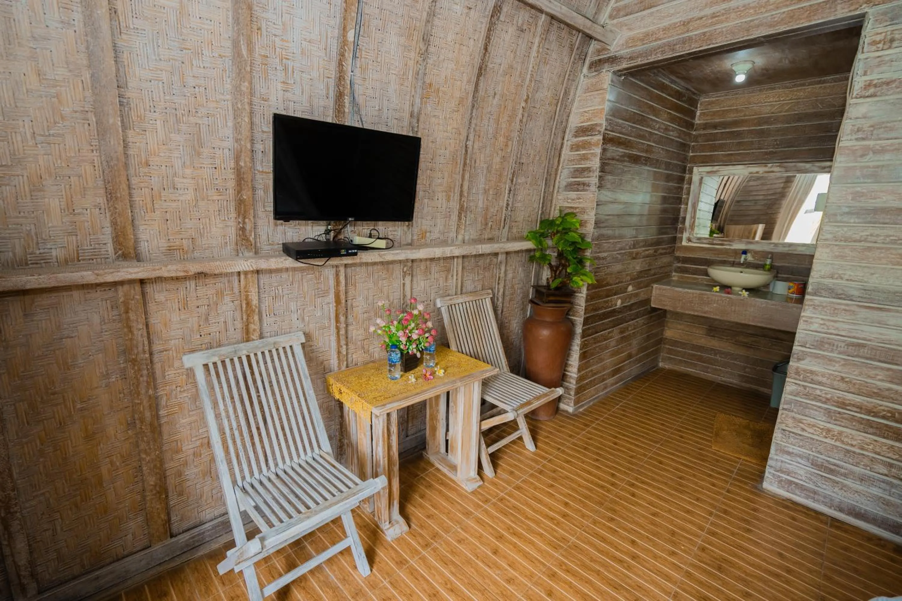 TV and multimedia in The Mel Huts