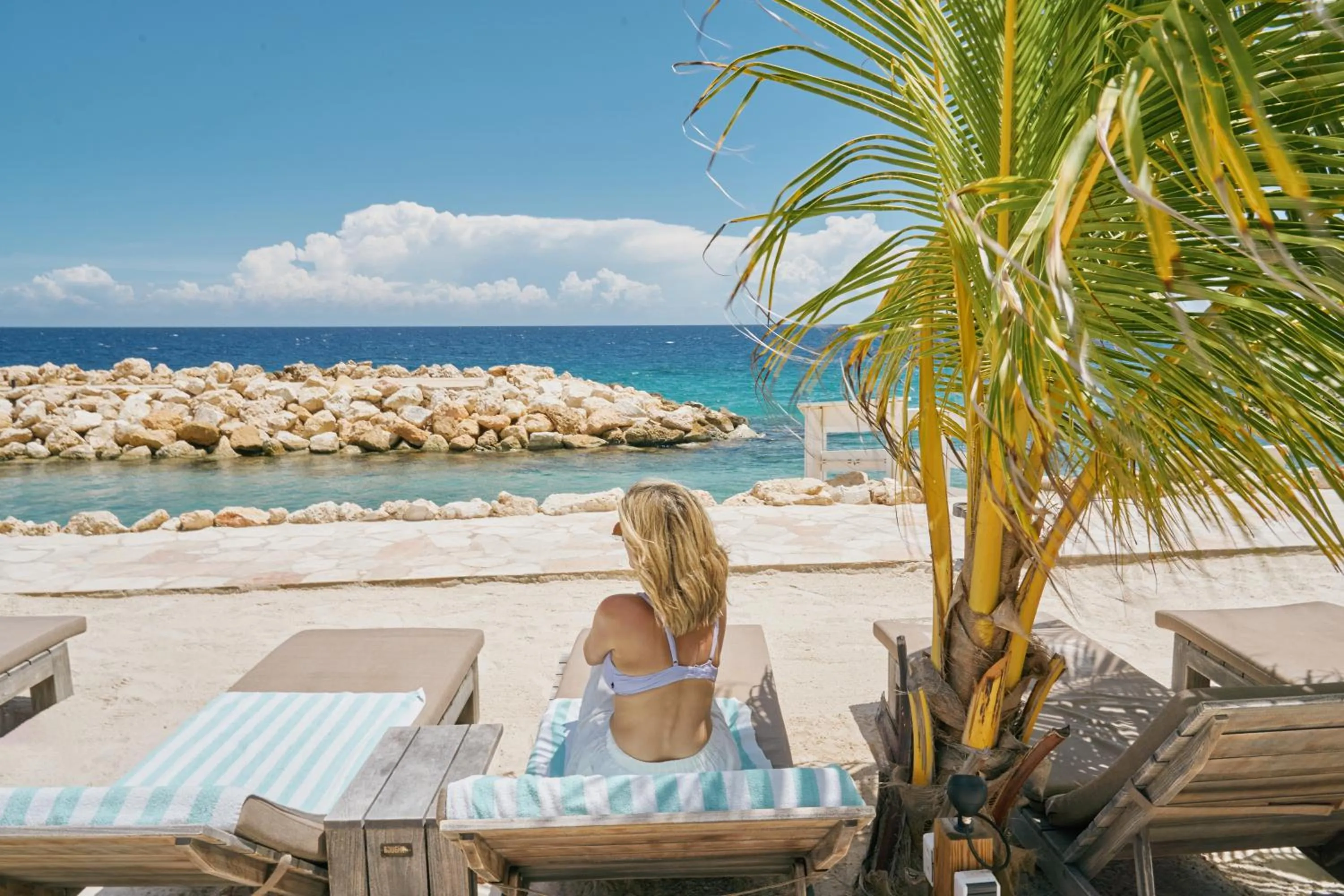 Beach in Scuba Lodge & Suites