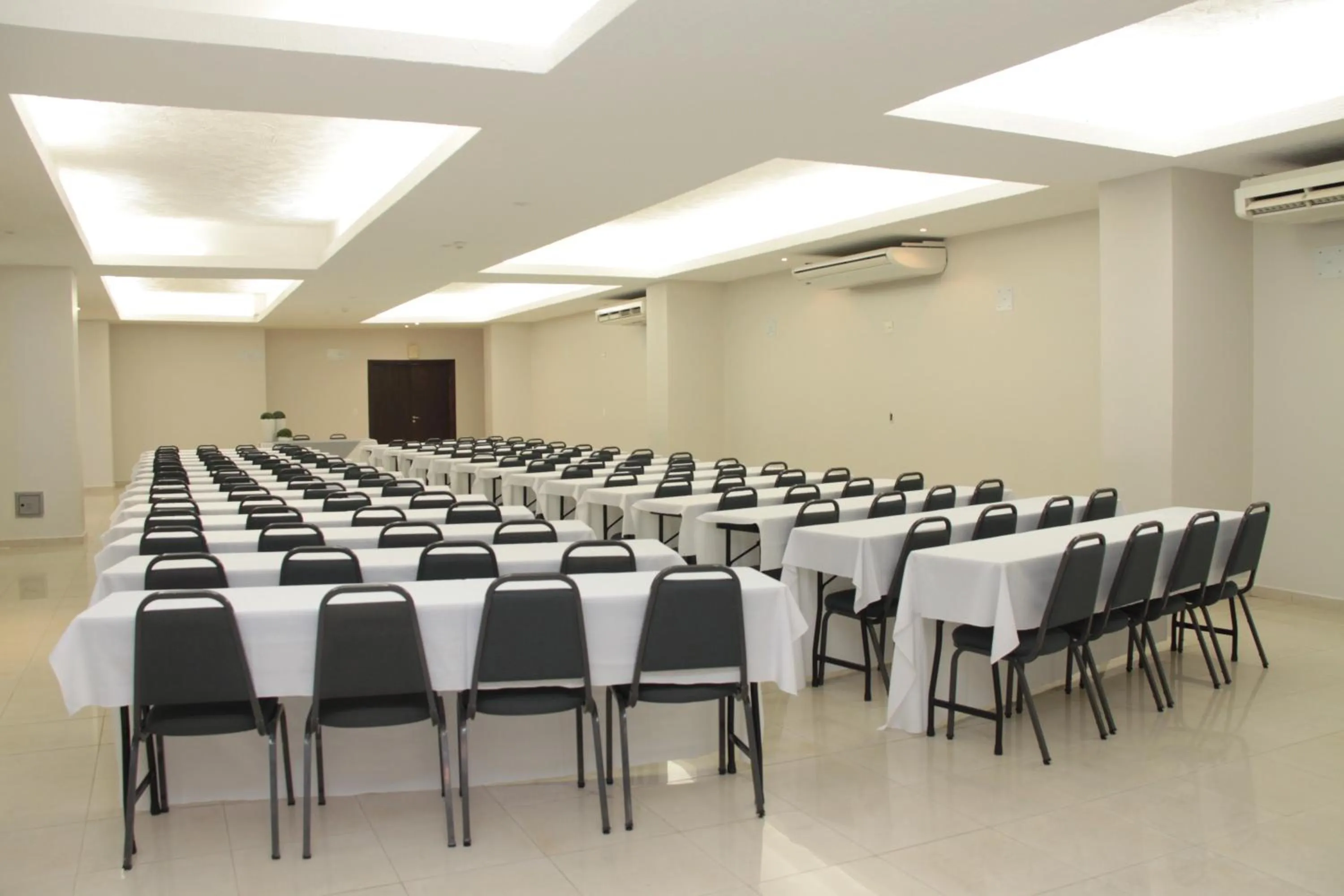 Business facilities in Oasis Tower Hotel