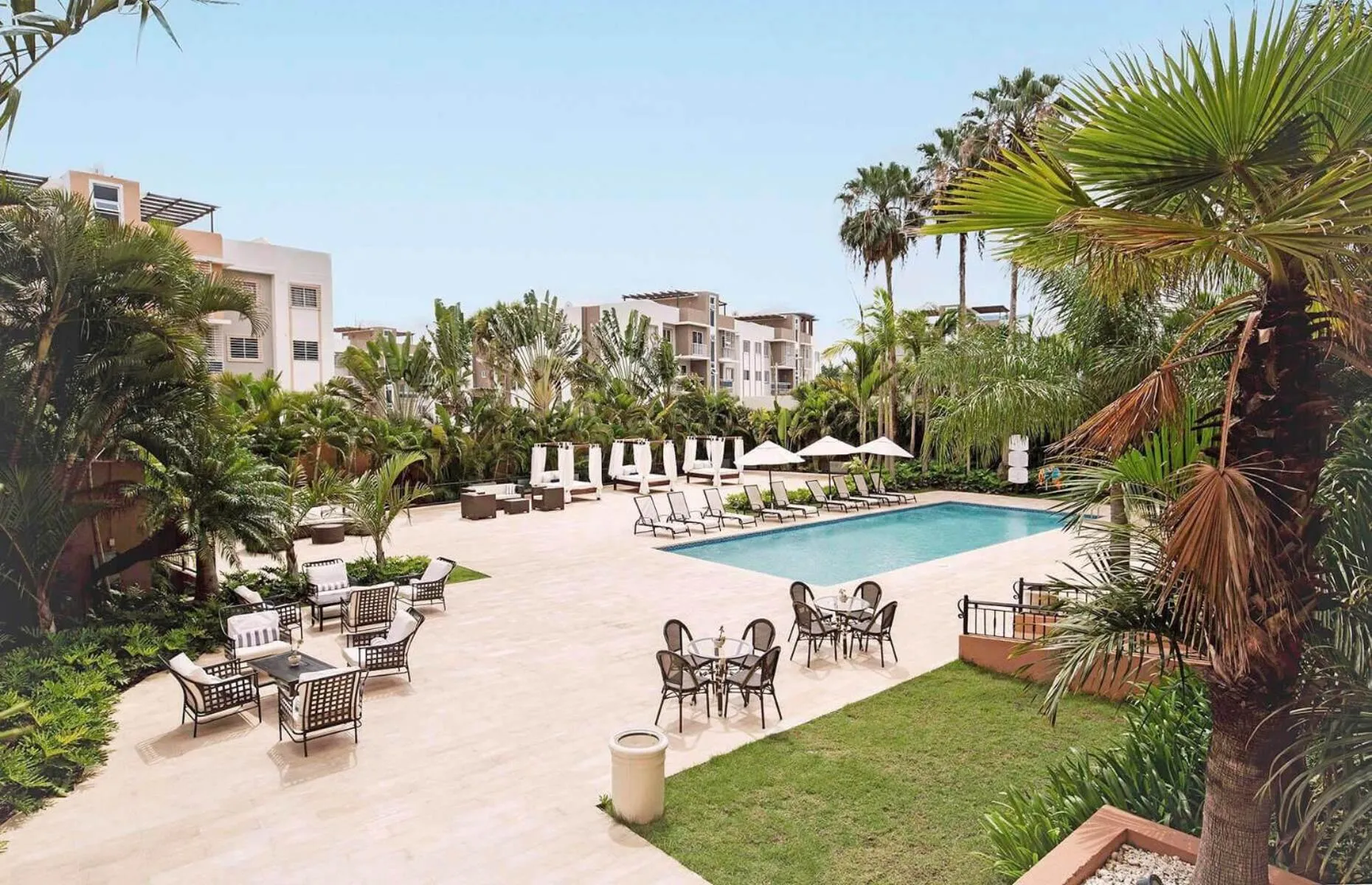 Swimming pool in Hodelpa Garden Court