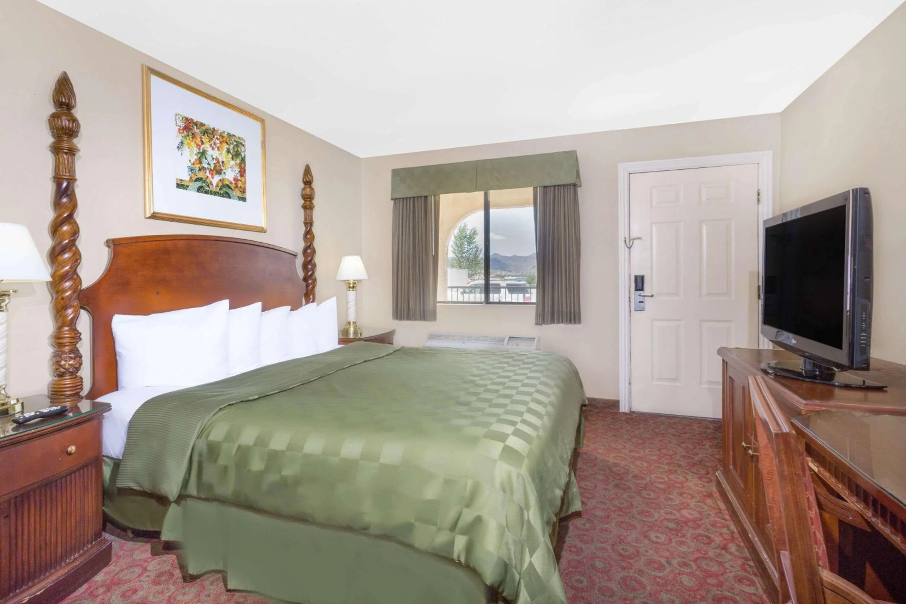 Restaurant/places to eat, Bed in Days Inn by Wyndham Kingman East