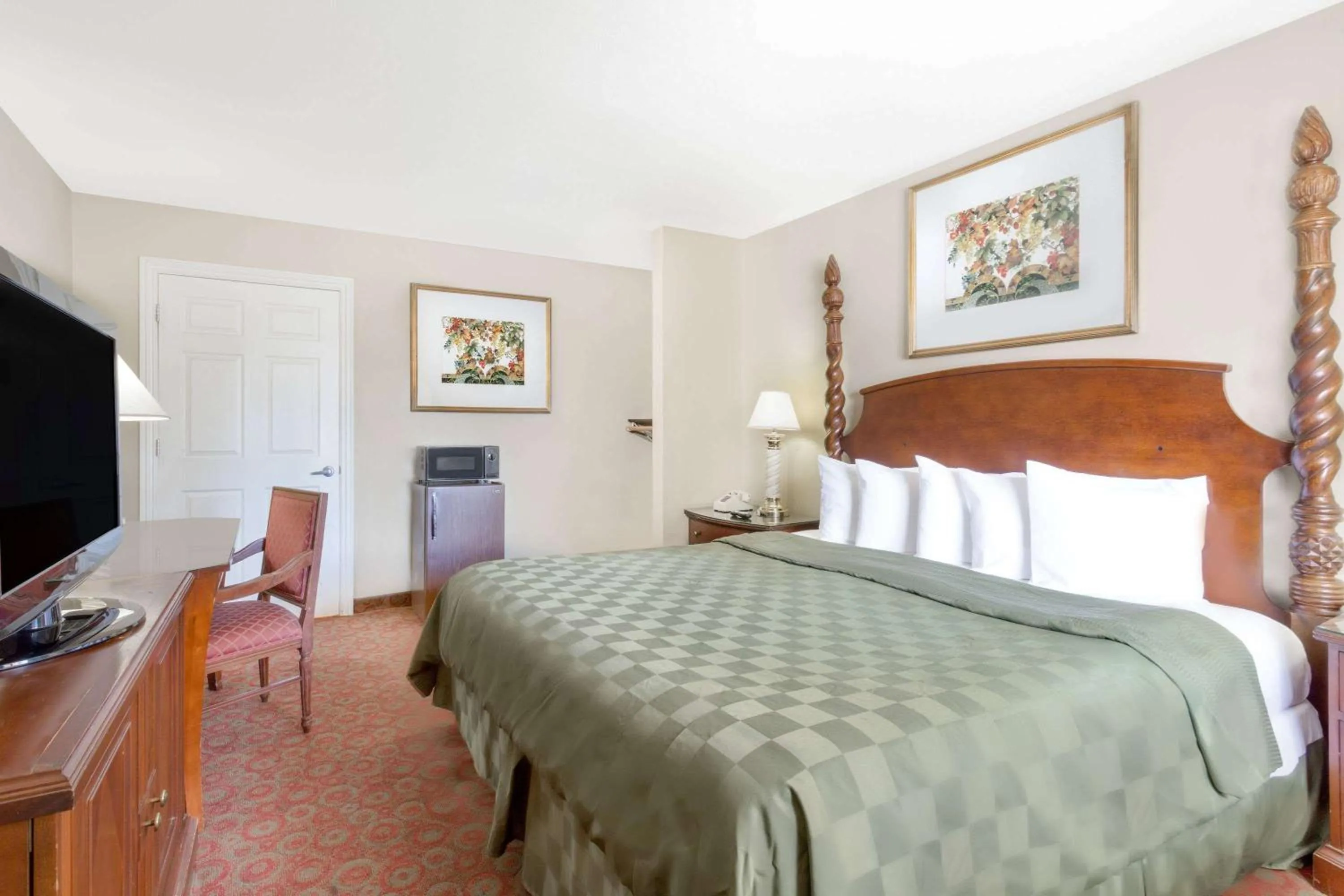 Photo of the whole room, Bed in Days Inn by Wyndham Kingman East