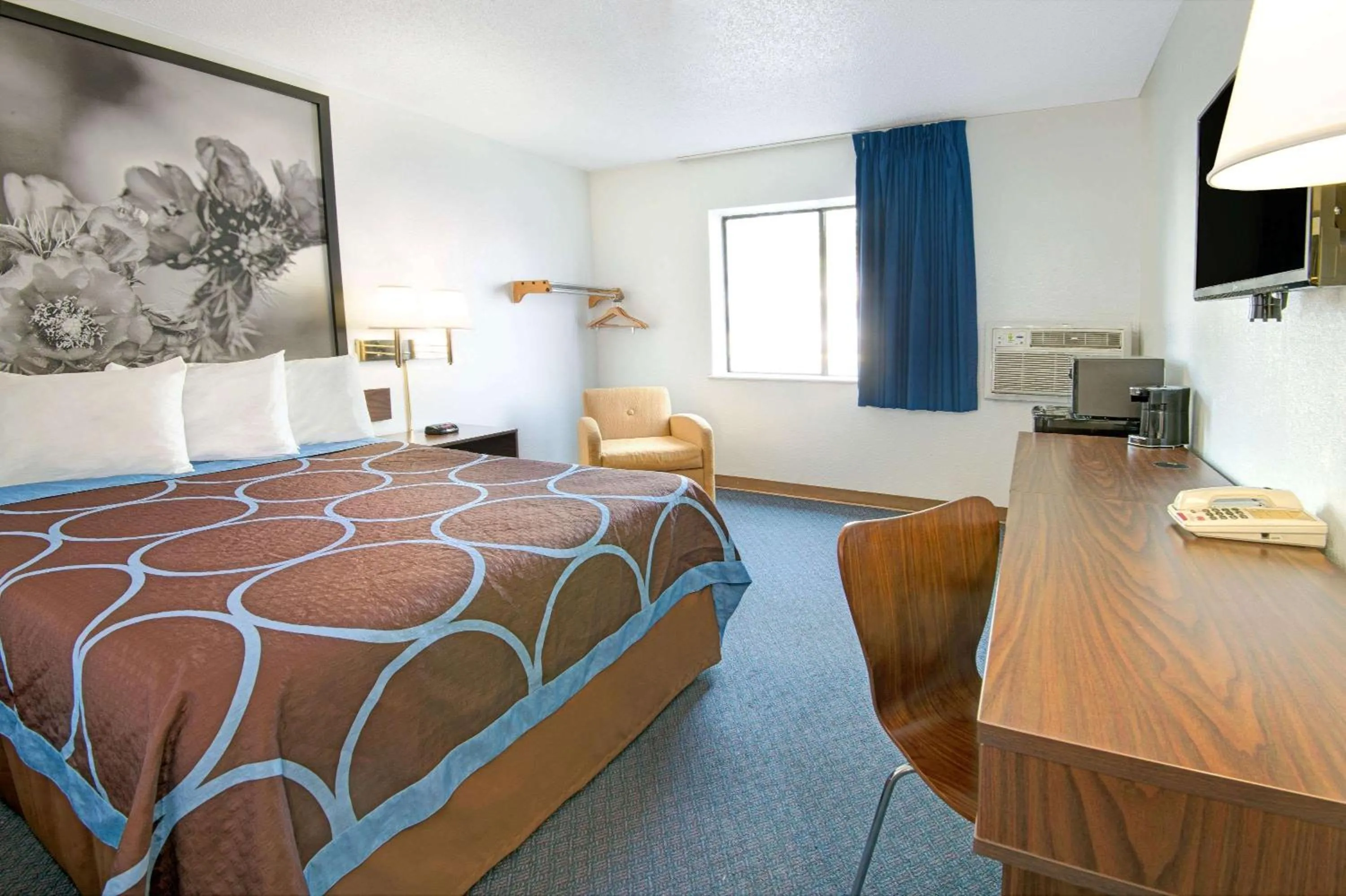 Photo of the whole room, Bed in Super 8 by Wyndham Las Cruces University Area