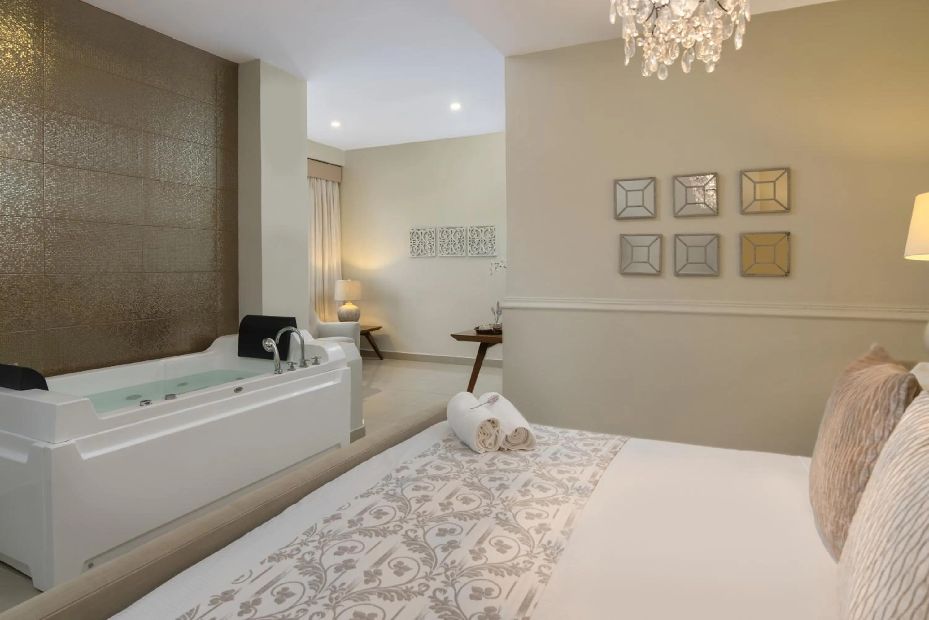 Hot Tub, Bed in Hodelpa Caribe Colonial