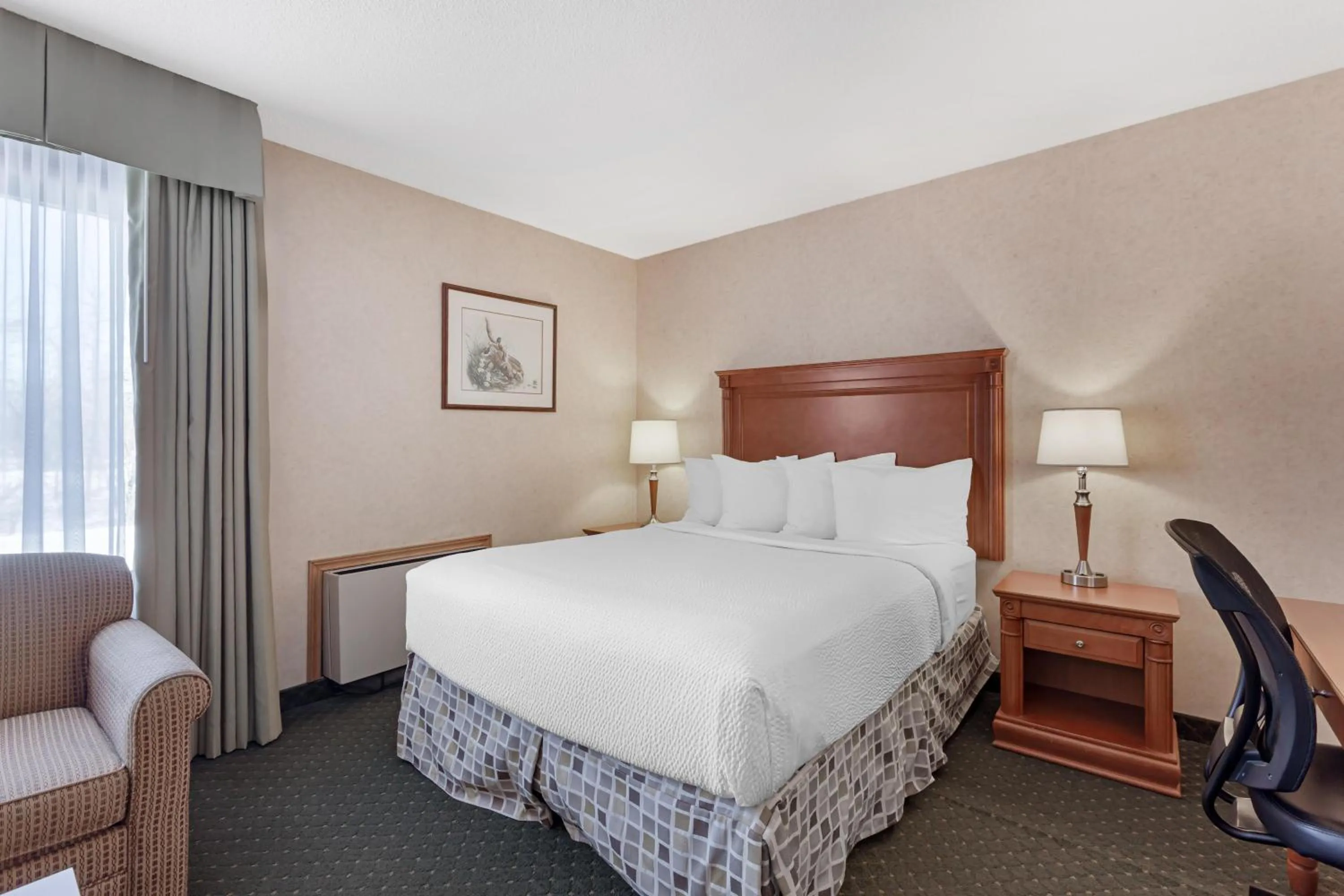 Bedroom, Bed in Best Western Plus Otonabee Inn