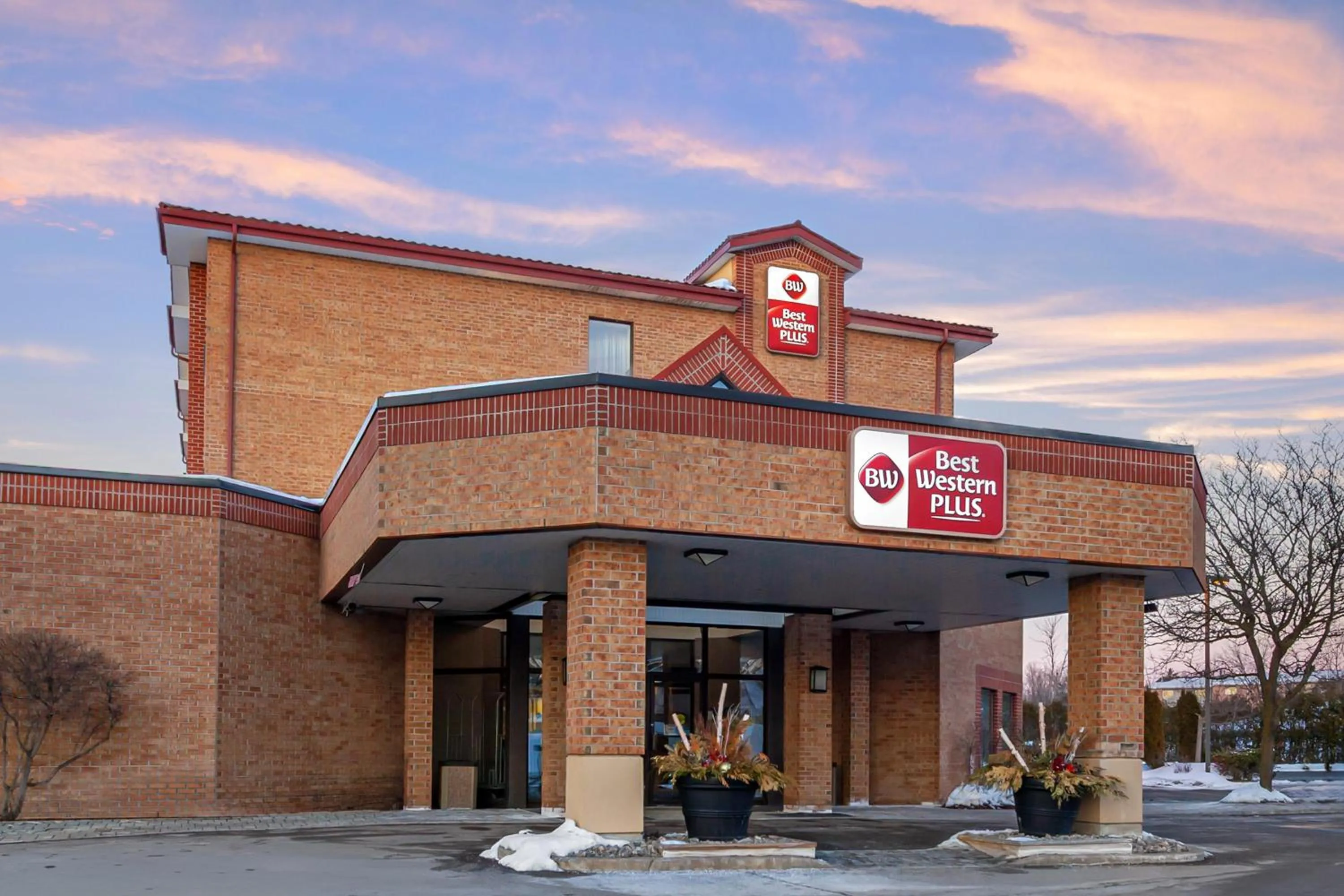 Property building in Best Western Plus Otonabee Inn