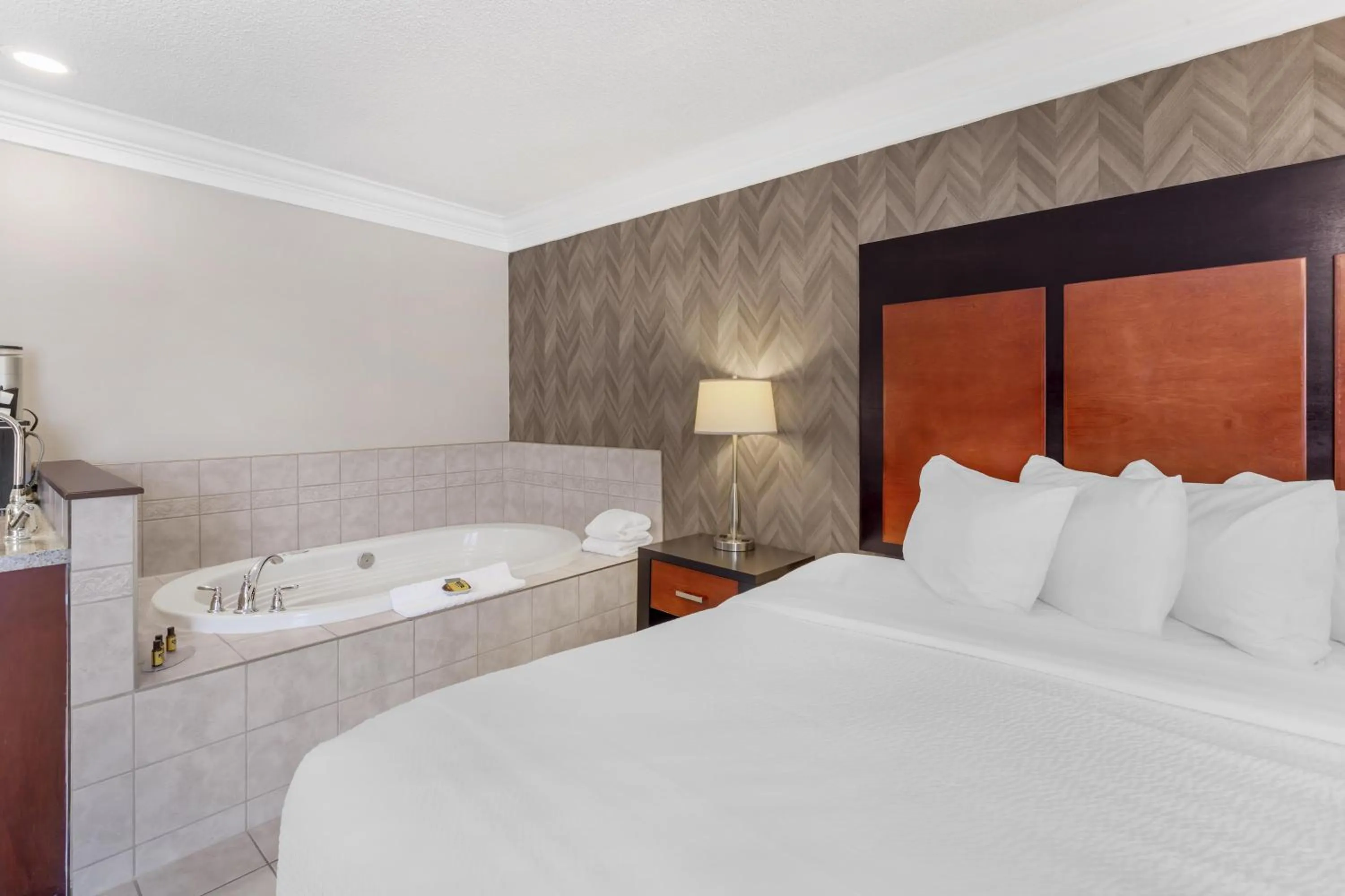 Bedroom, Bed in Best Western Plus Otonabee Inn