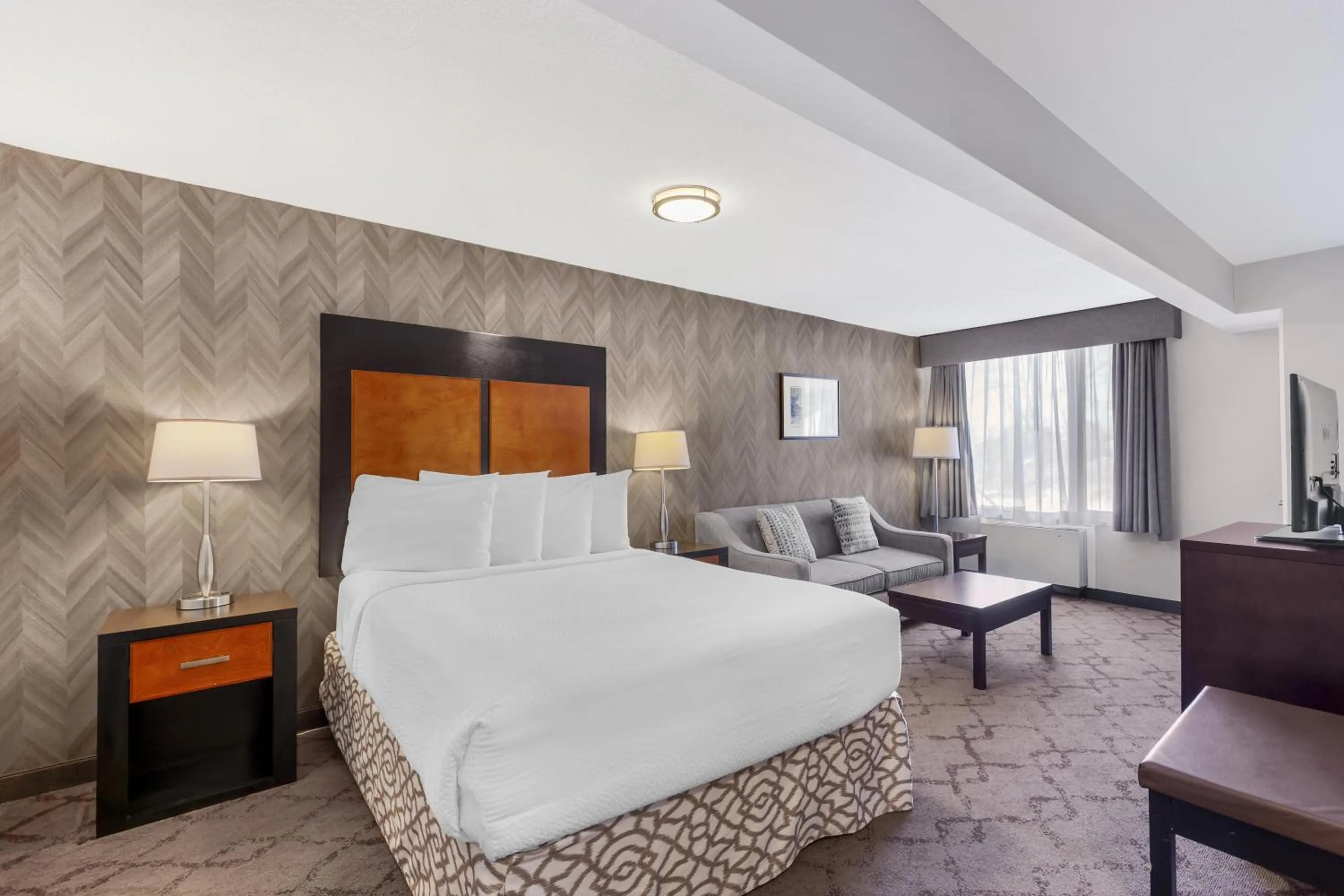 Bedroom, Bed in Best Western Plus Otonabee Inn