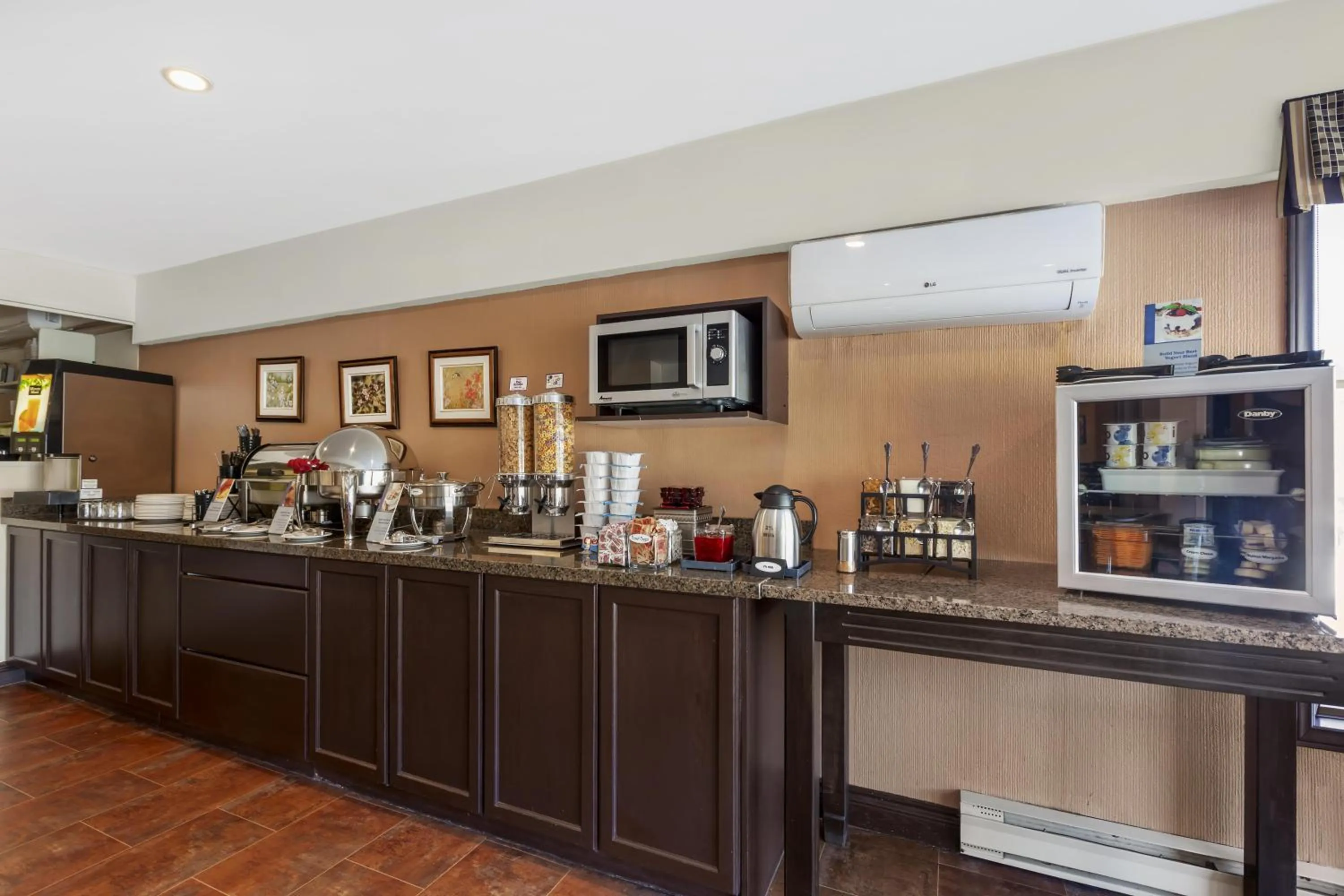 Breakfast in Best Western Plus Otonabee Inn