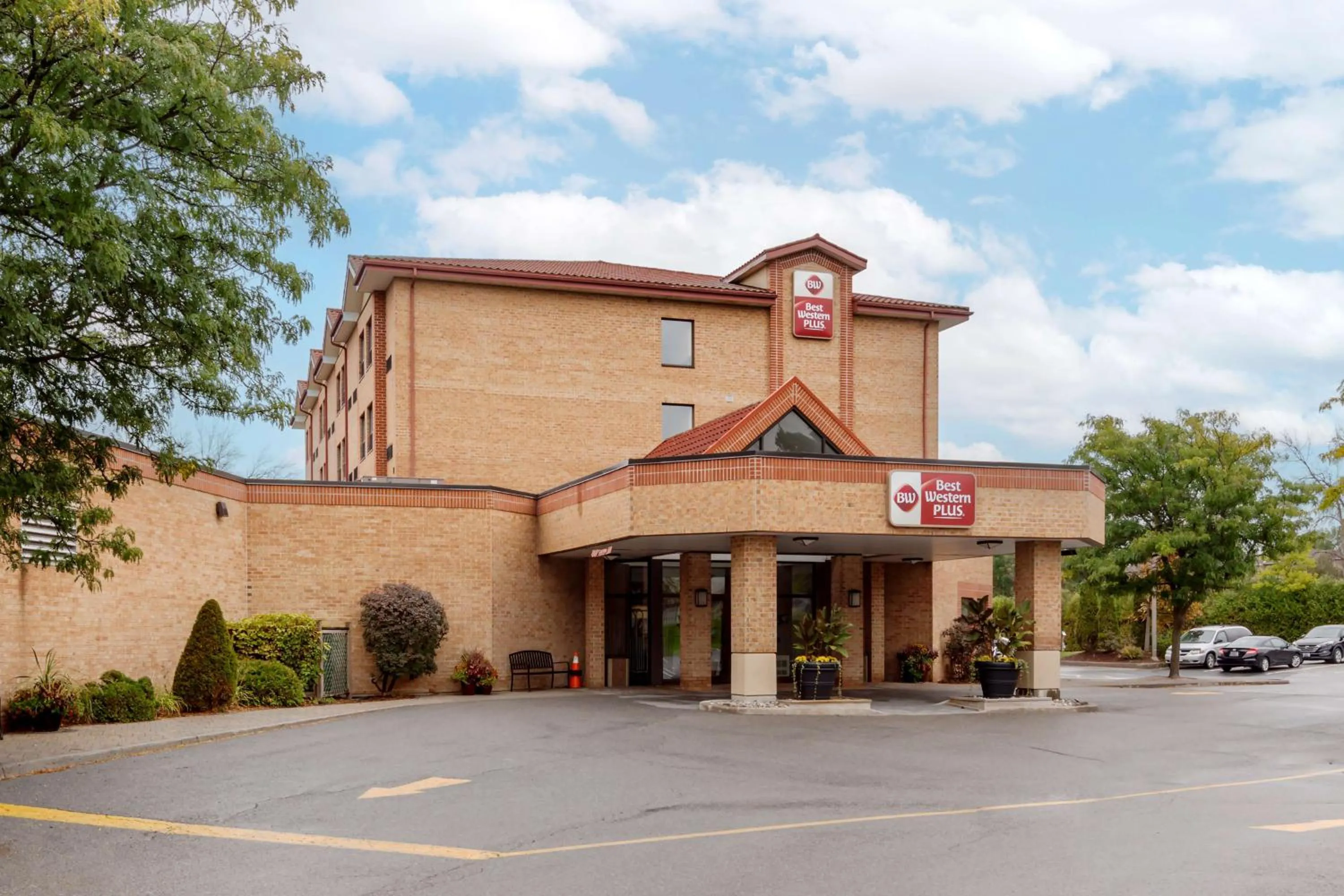 Property building in Best Western Plus Otonabee Inn