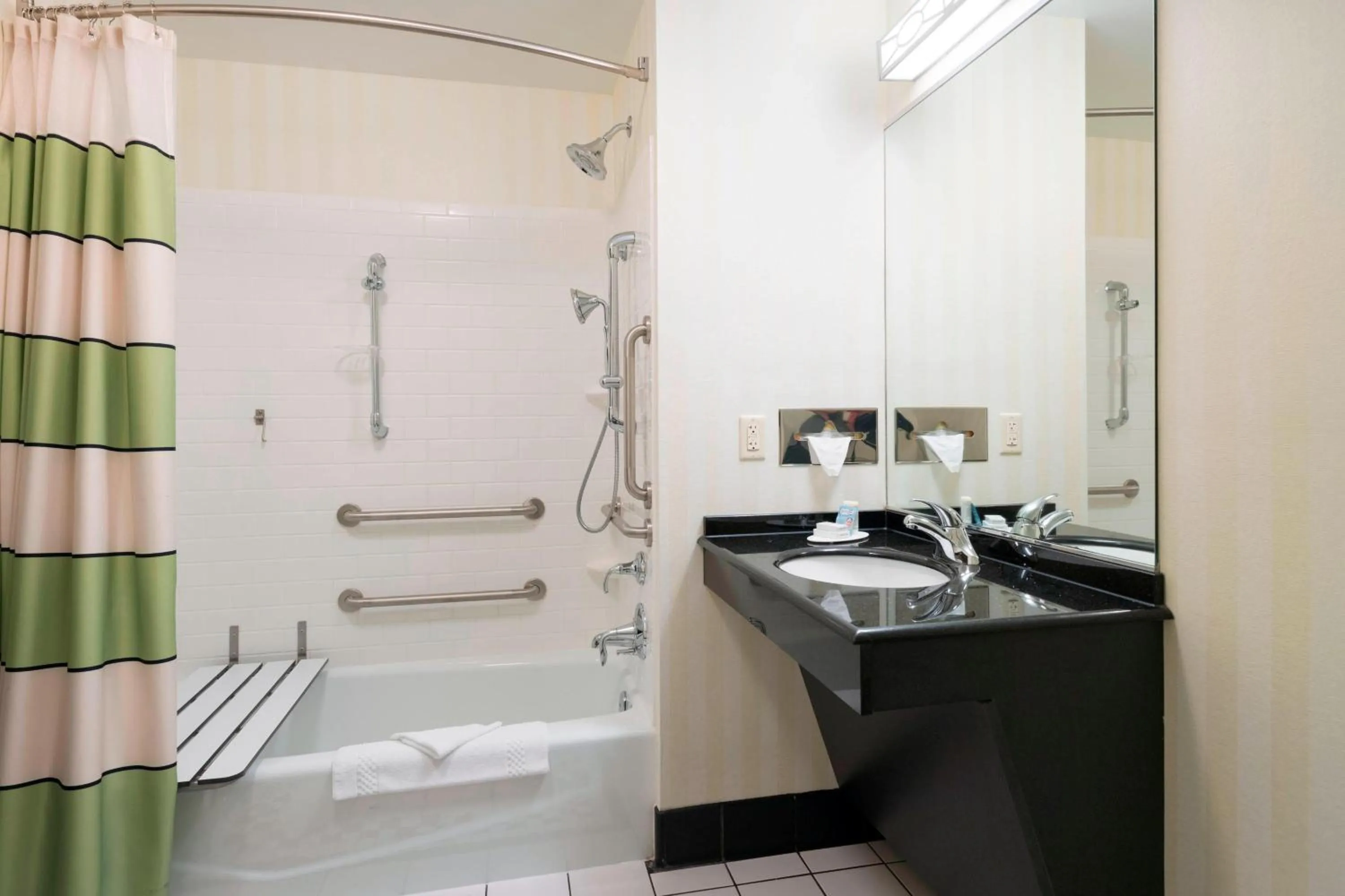 Bathroom in Fairfield Inn & Suites Huntingdon Raystown Lake