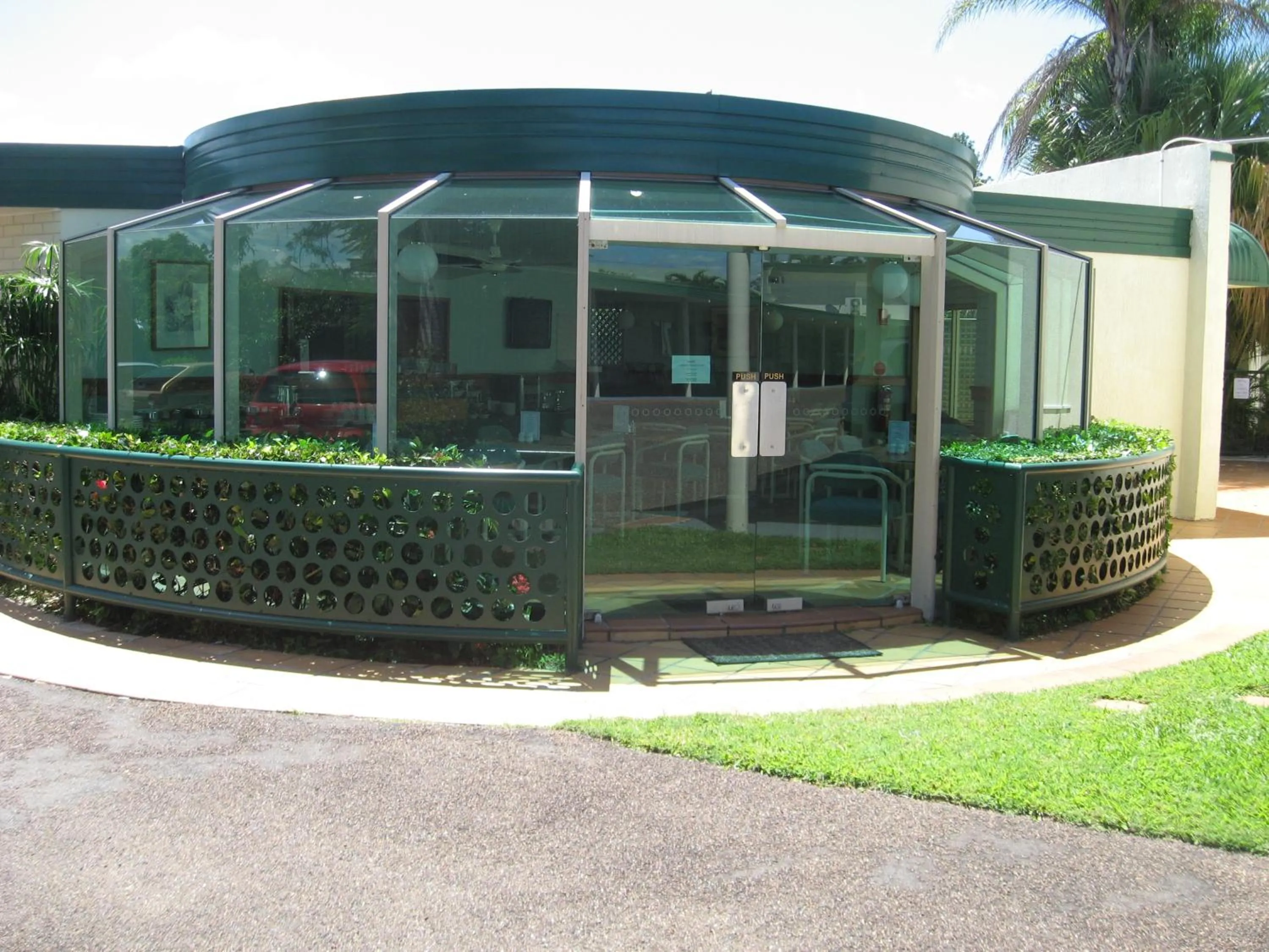 Restaurant/places to eat in McNevins Maryborough Motel