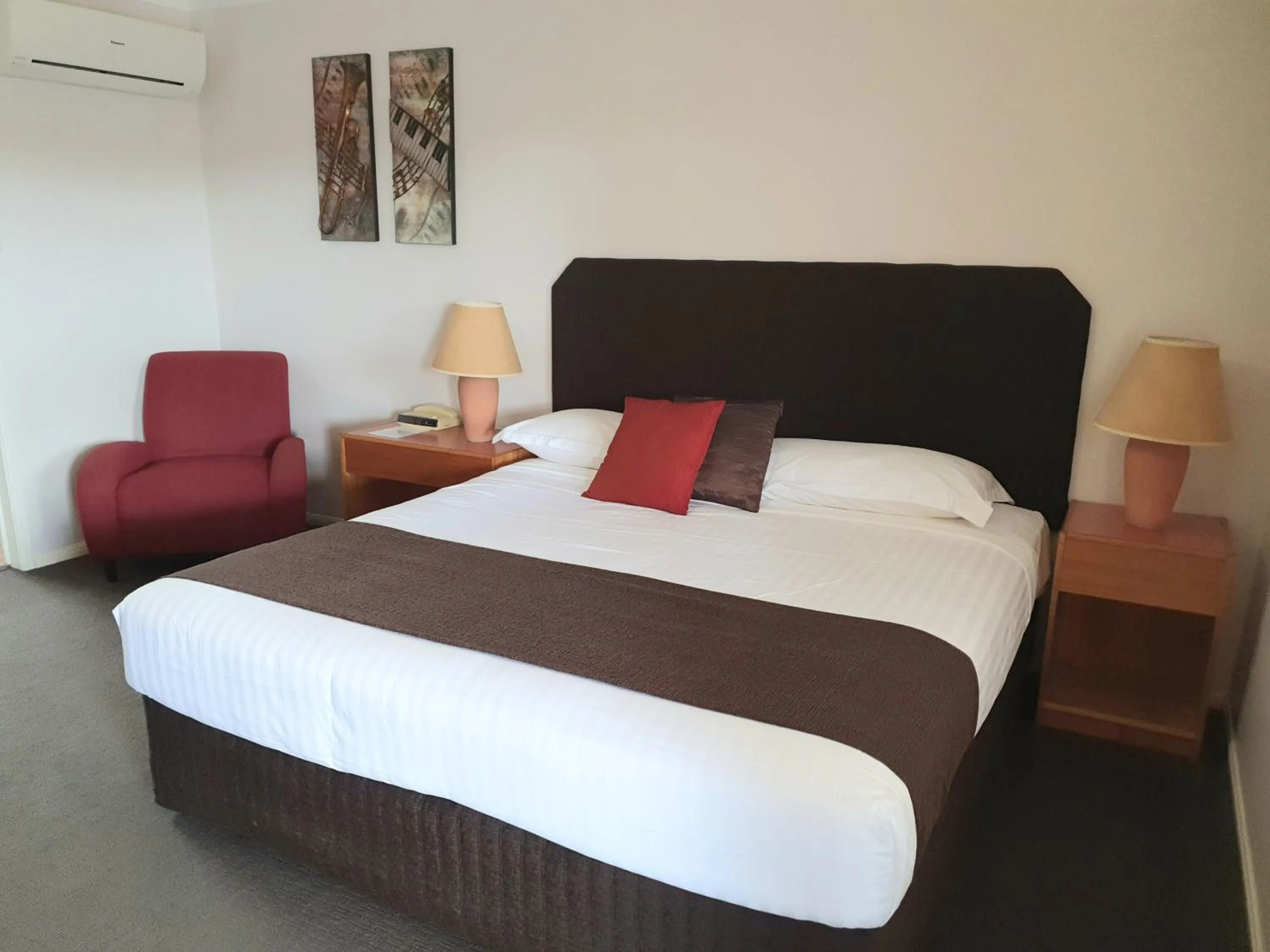 Bedroom, Bed in McNevins Maryborough Motel