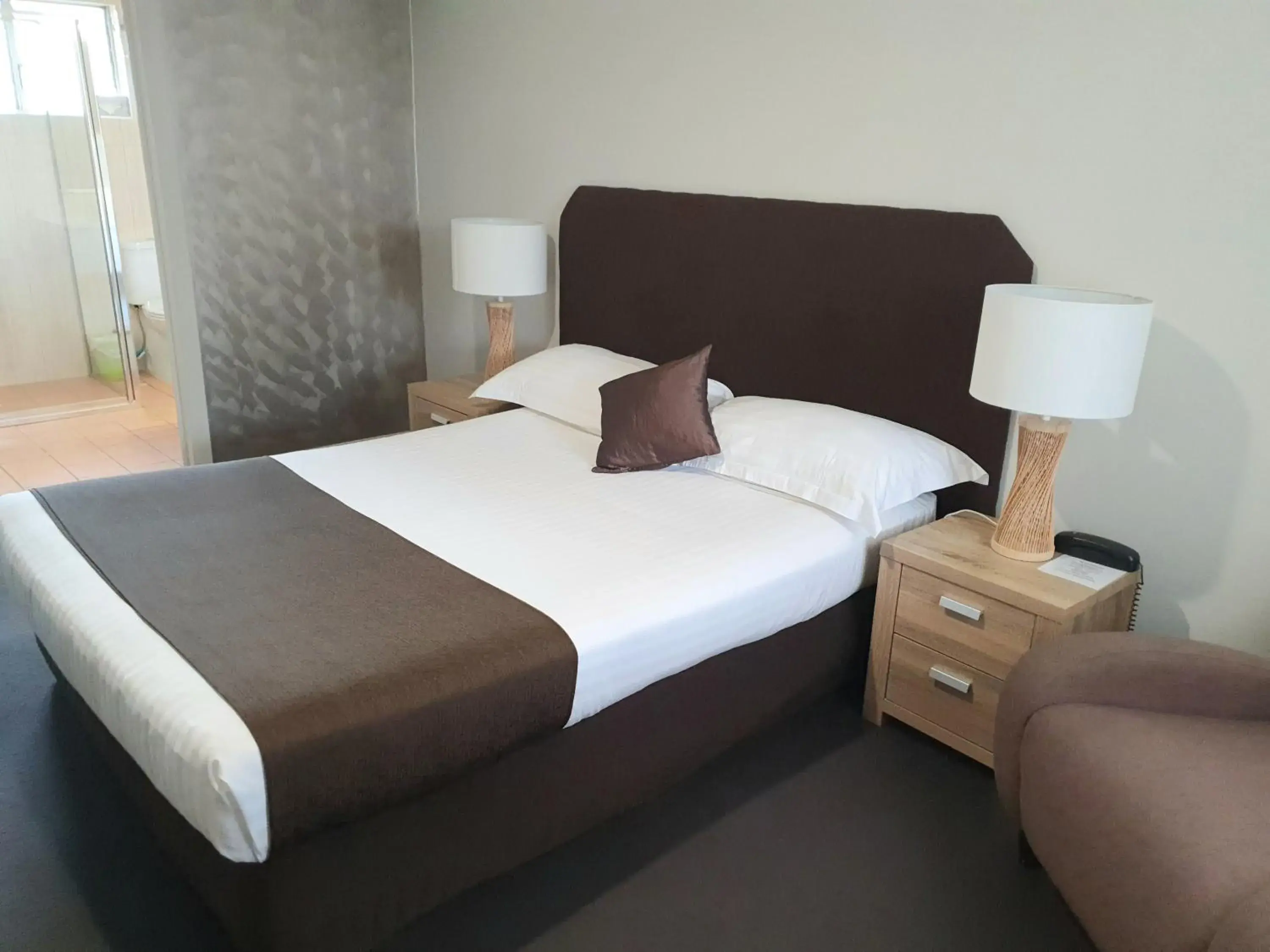 Deluxe Queen Room in McNevins Maryborough Motel Deluxe Queen Room in McNevins Maryborough Motel