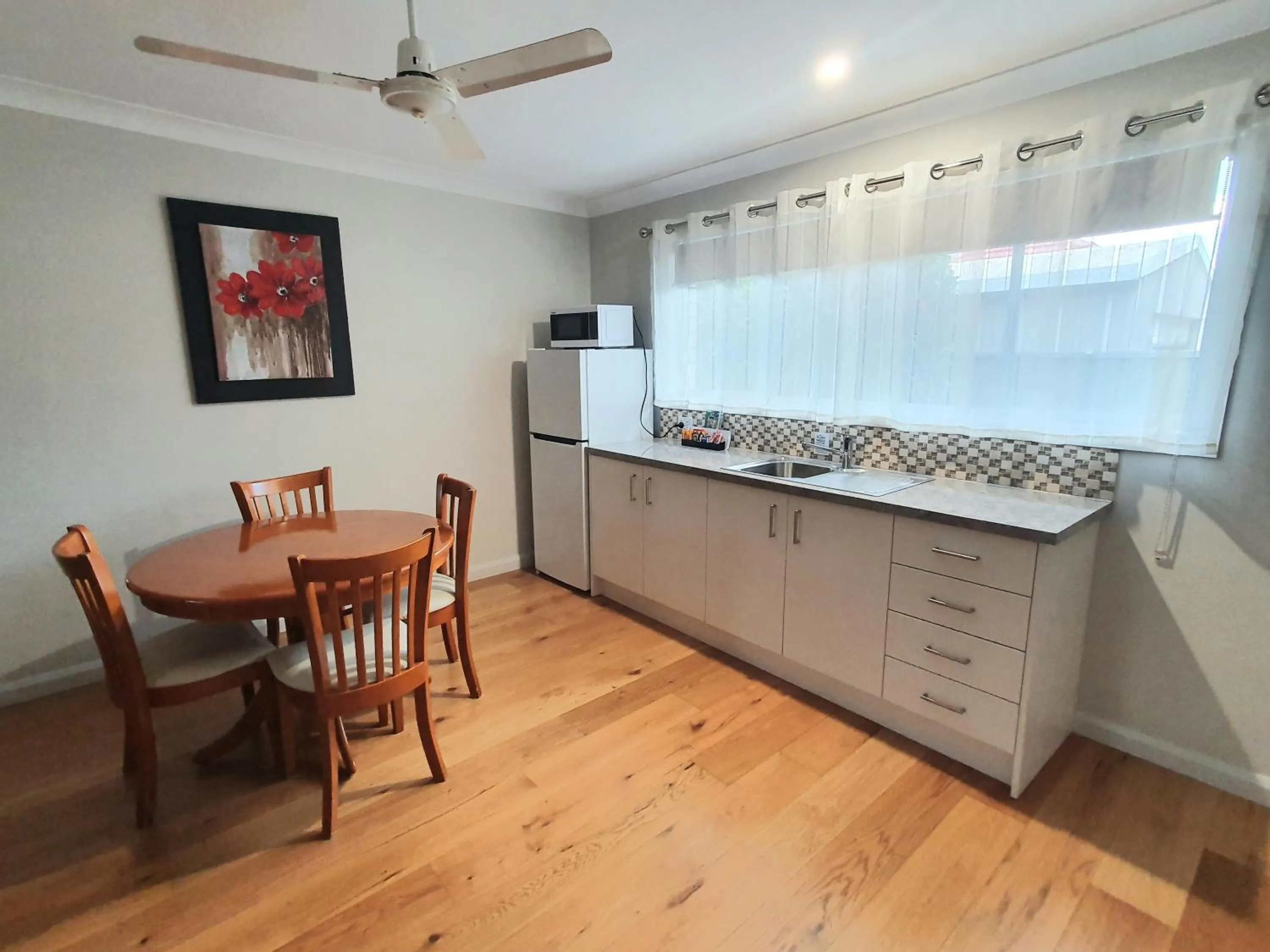 Kitchen or kitchenette in McNevins Maryborough Motel