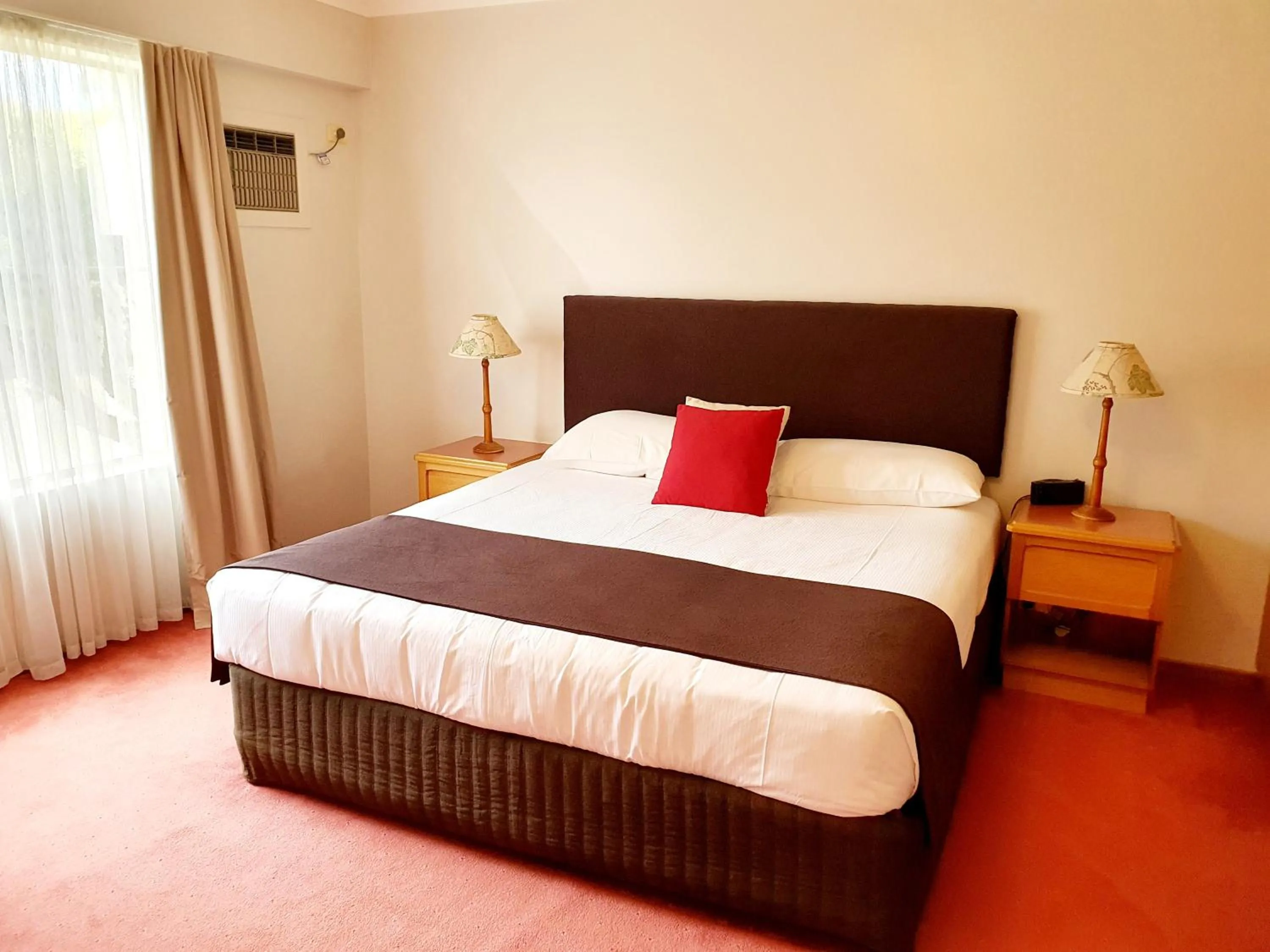 Bedroom, Bed in McNevins Warwick Motel