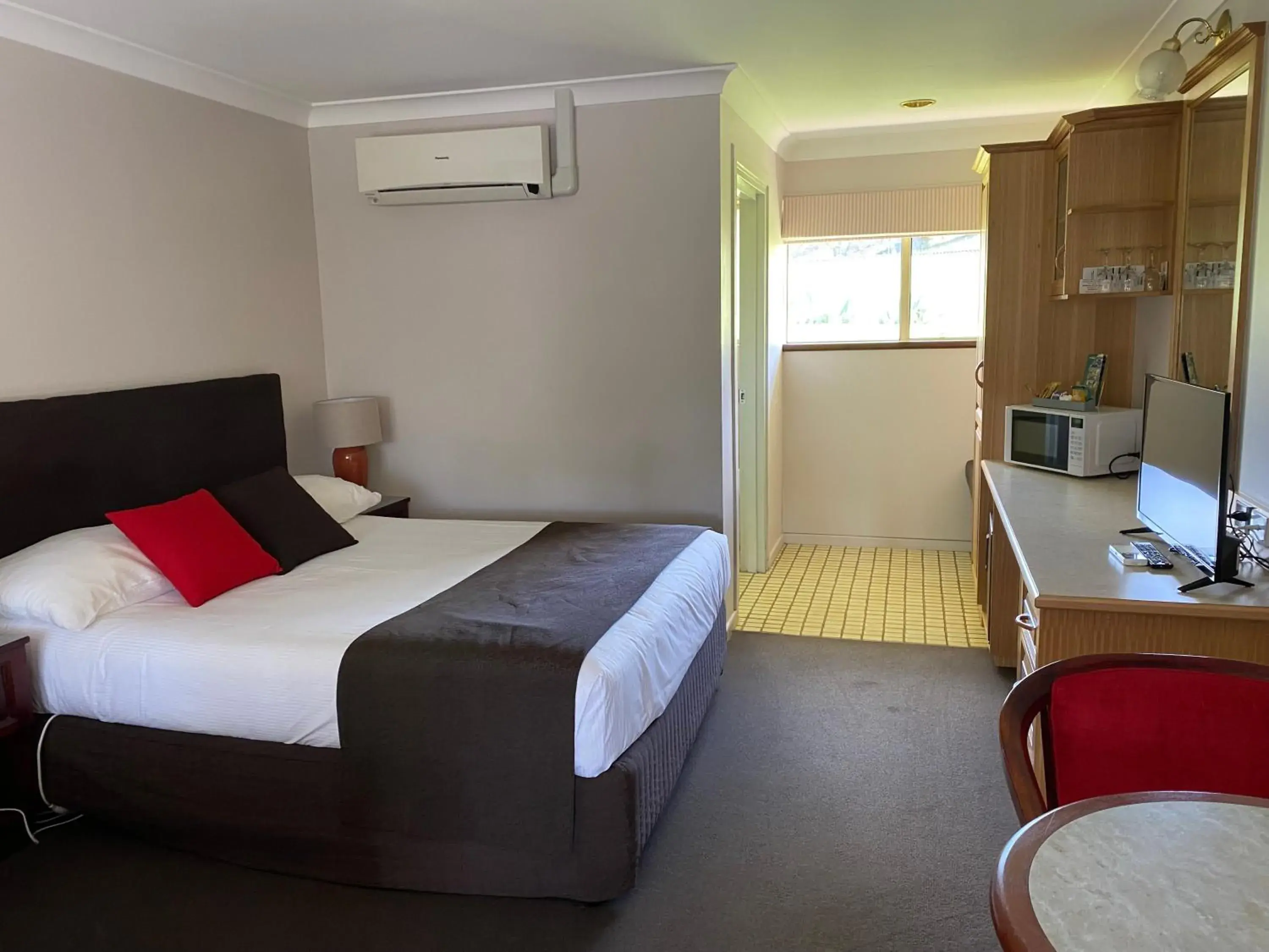 Queen Room in McNevins Warwick Motel Queen Room in McNevins Warwick Motel