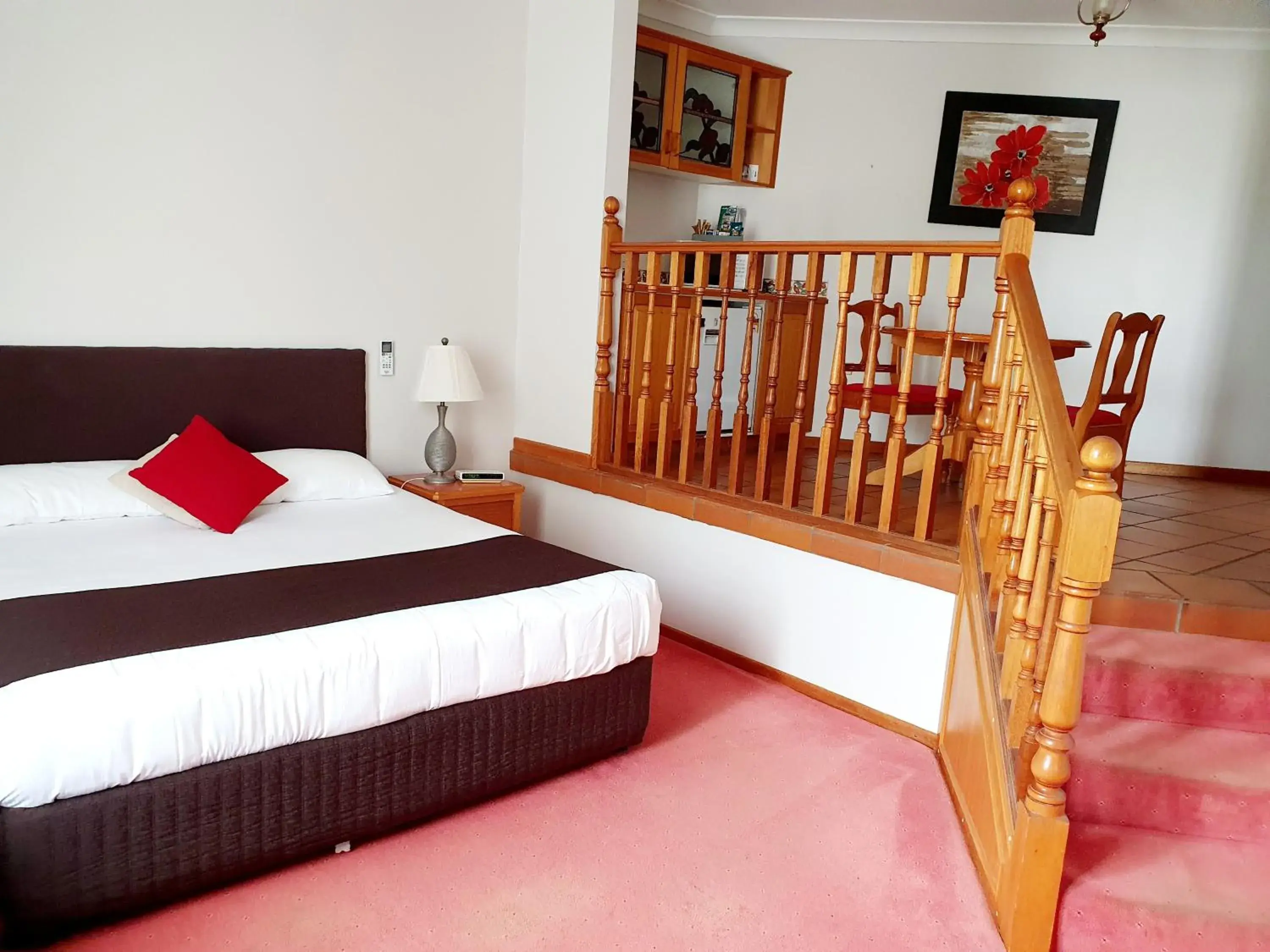 Executive King Room in McNevins Warwick Motel Executive King Room in McNevins Warwick Motel