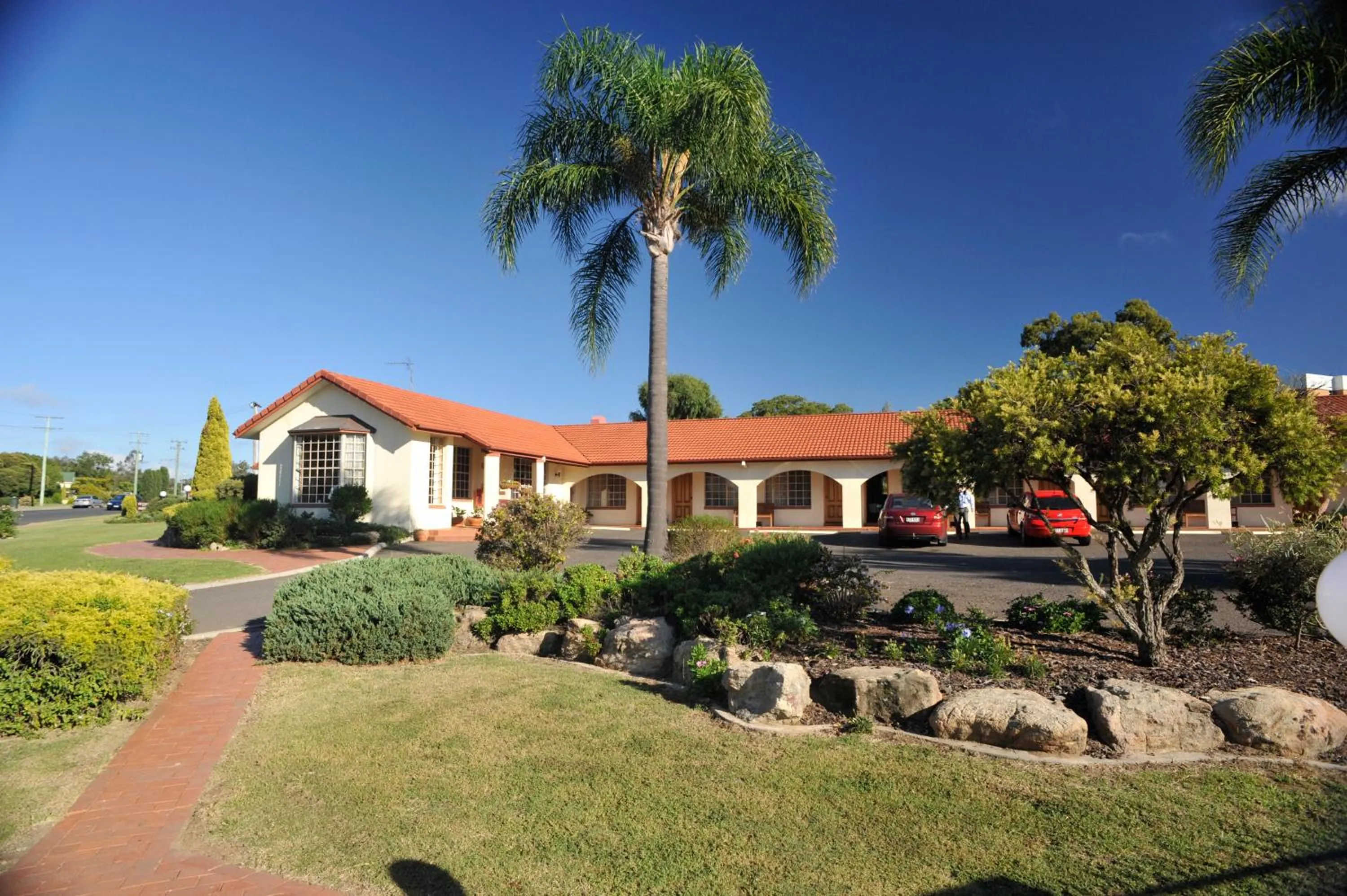 Facade/entrance in McNevins Warwick Motel