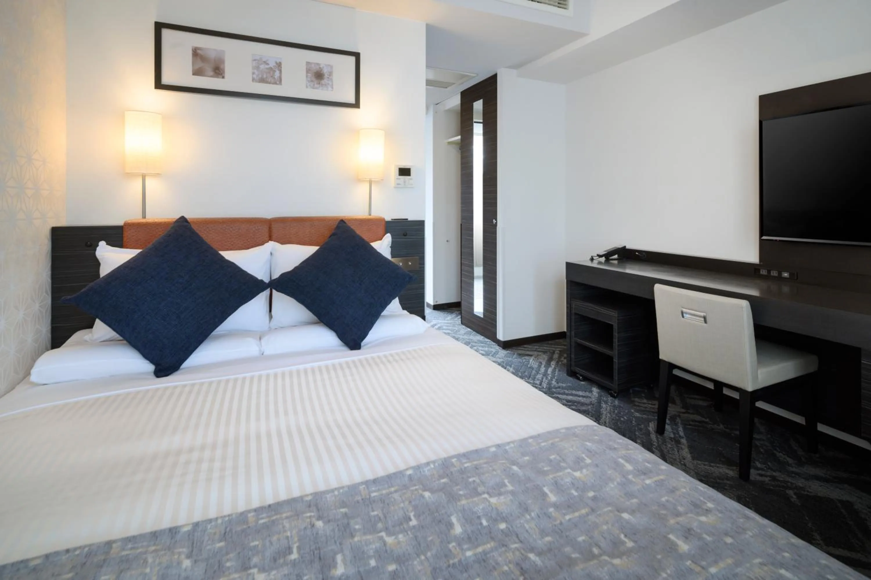 Photo of the whole room, Bed in HOTEL MYSTAYS Hamamatsucho