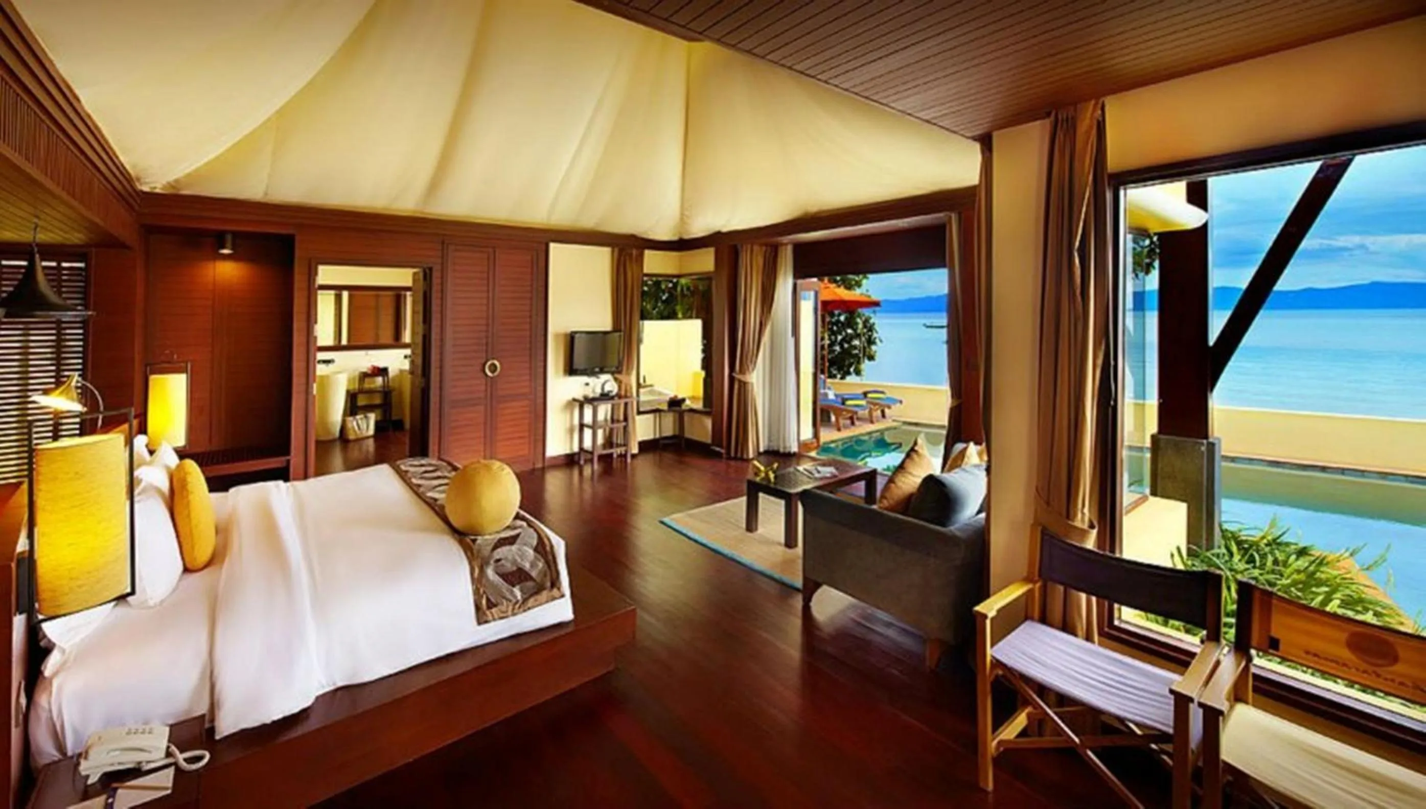 Bed in Chantaramas Beach Resort Koh Phangan