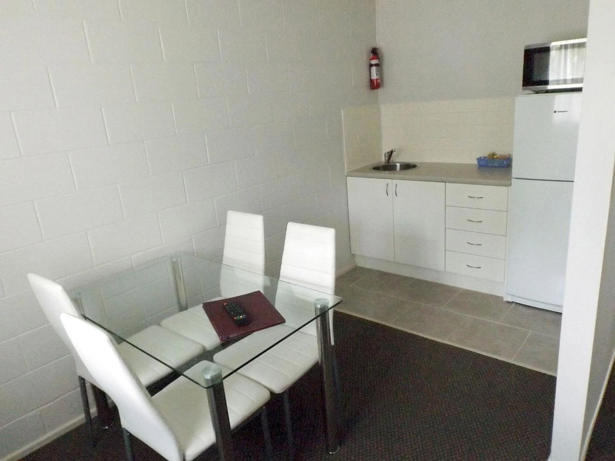 Kitchen or kitchenette in McNevins Logan Park Motel