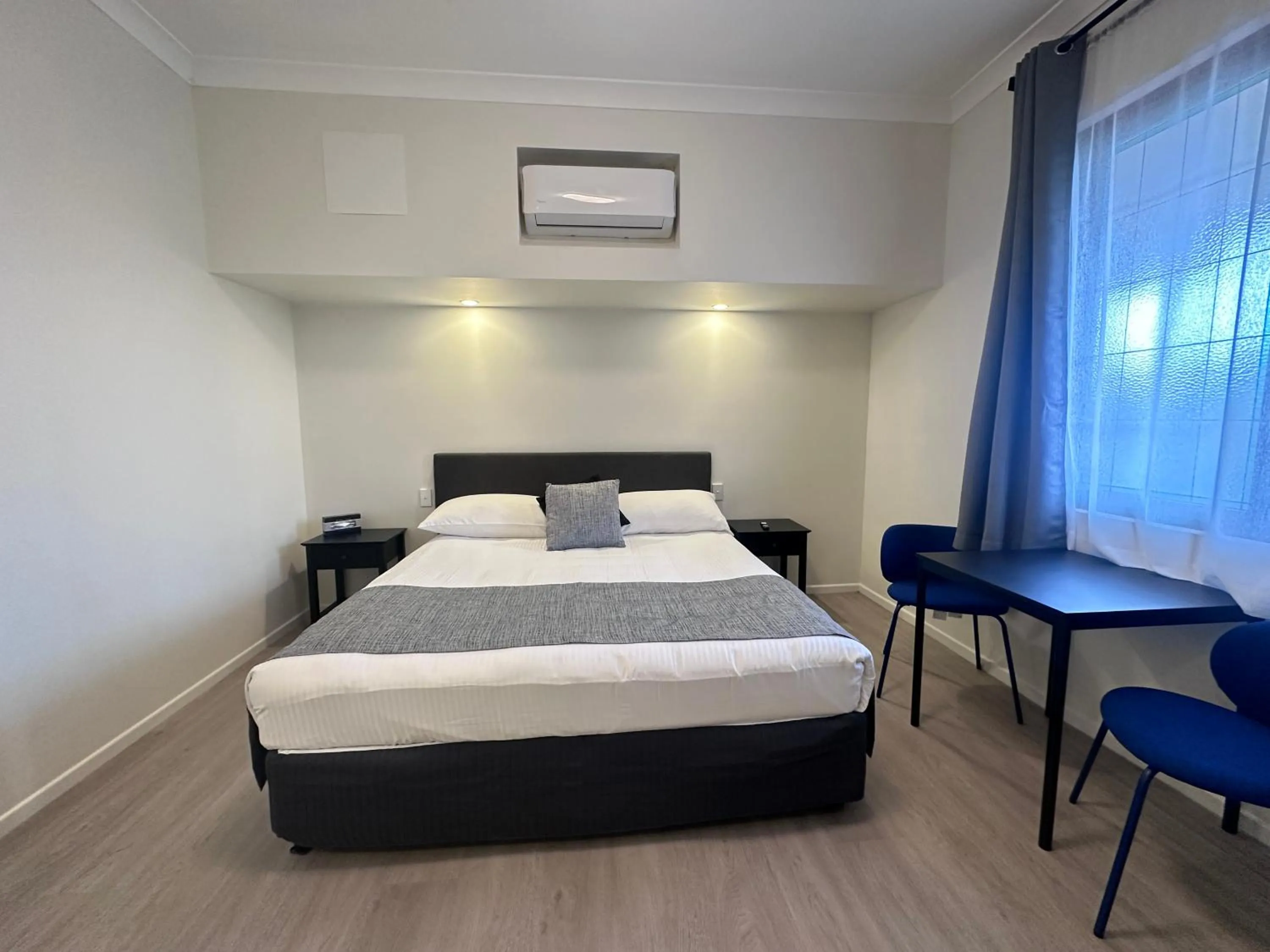 Bed in McNevins Logan Park Motel