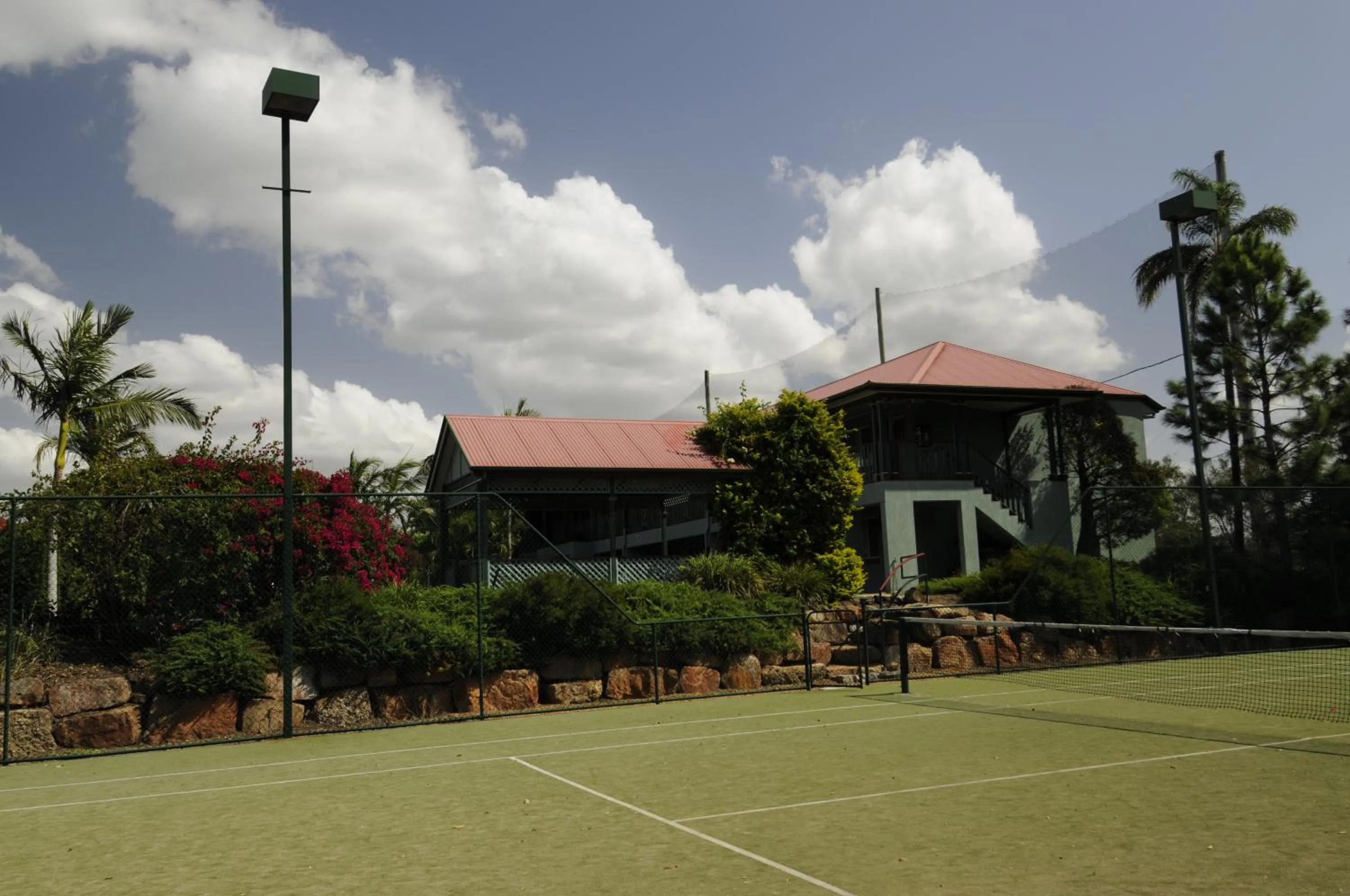Tennis court in McNevins Logan Park Motel