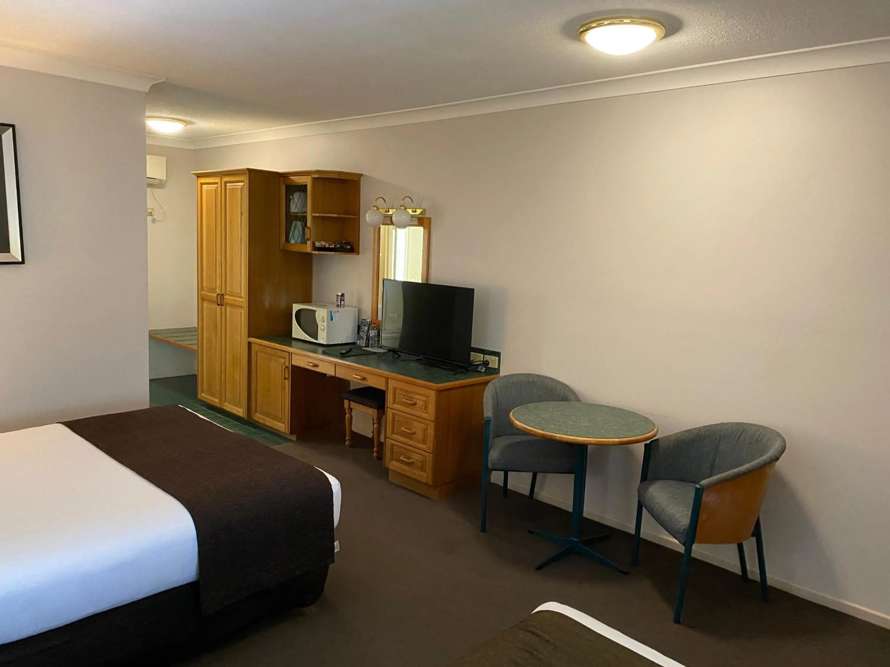 Photo of the whole room, Bed in McNevins Logan Park Motel