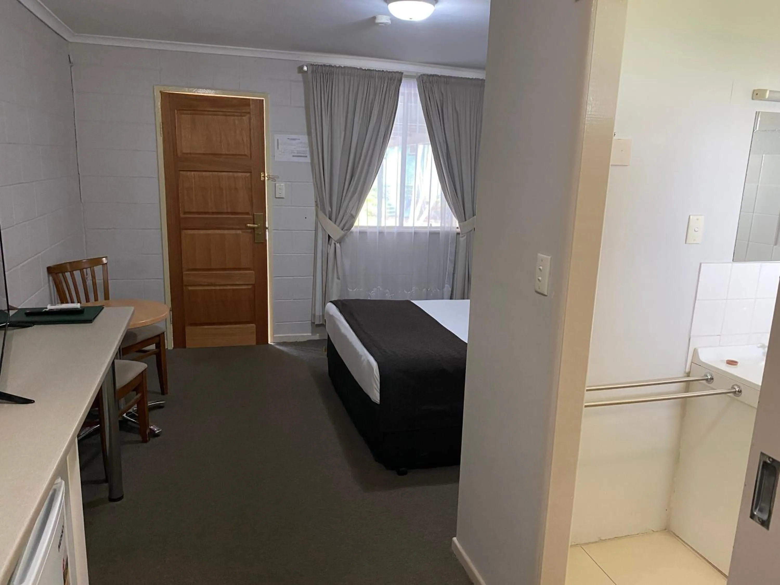 Photo of the whole room, Bed in McNevins Logan Park Motel