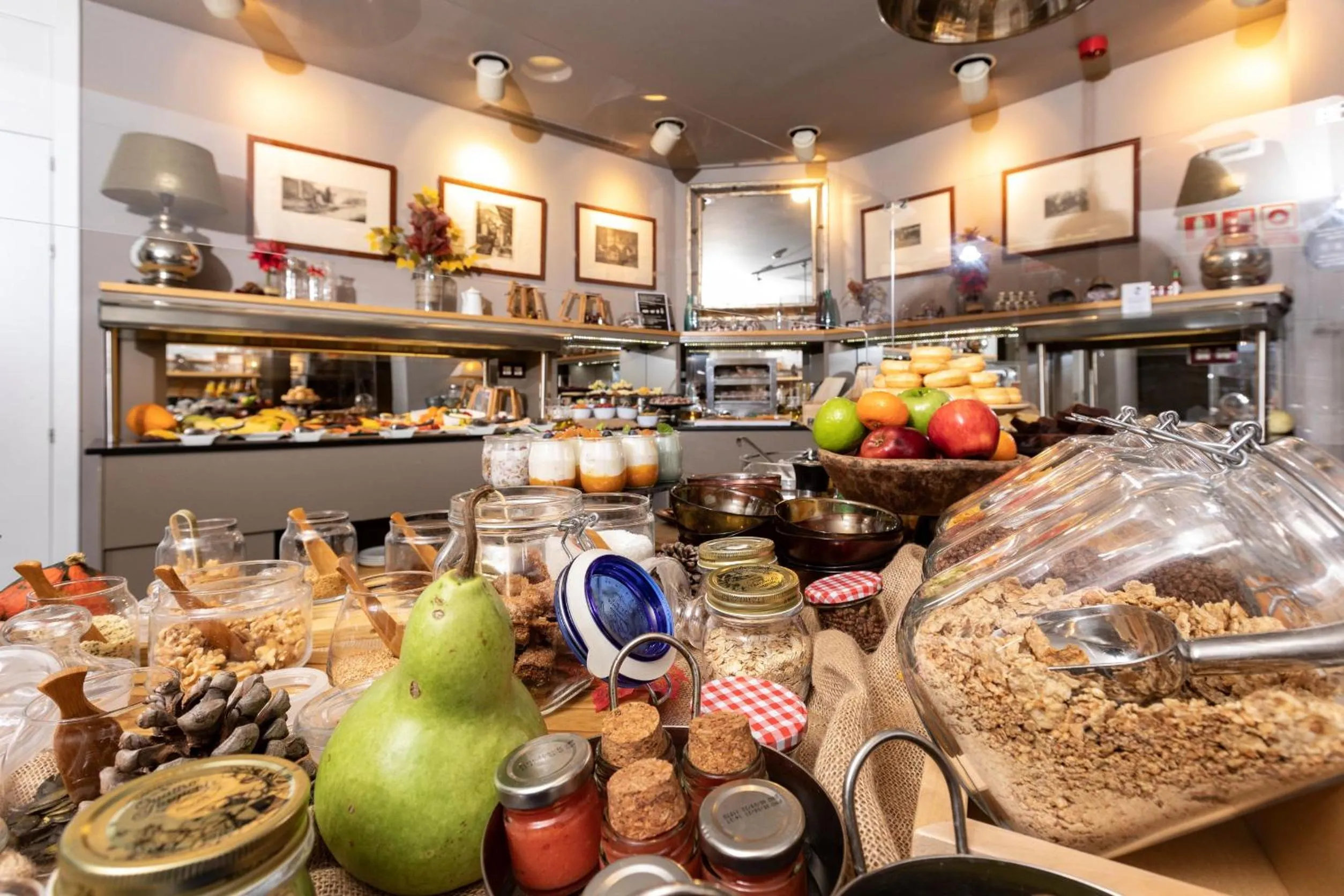 Buffet breakfast in Petit Palace Savoy Alfonso XII