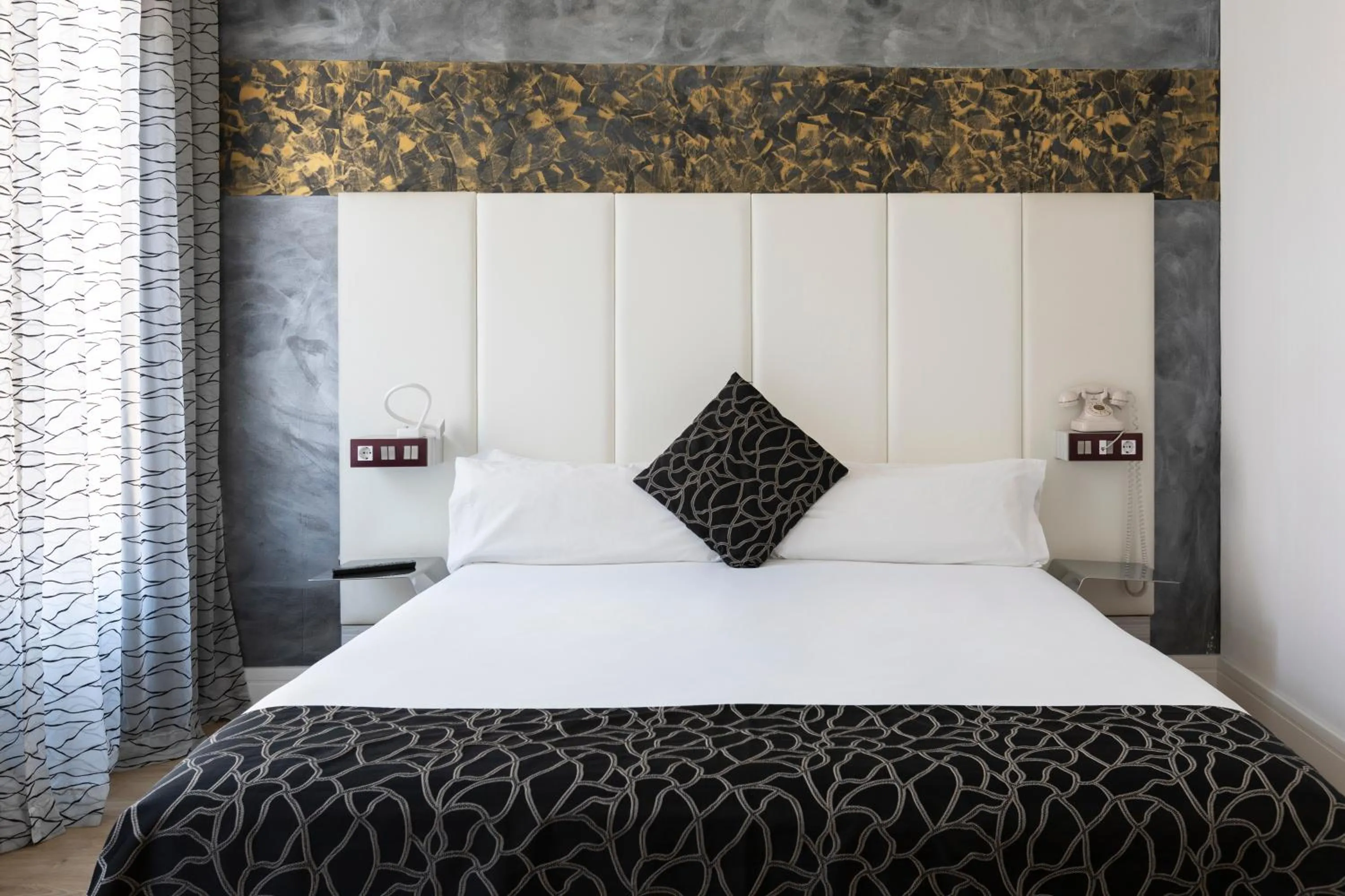 Bed in Petit Palace Savoy Alfonso XII