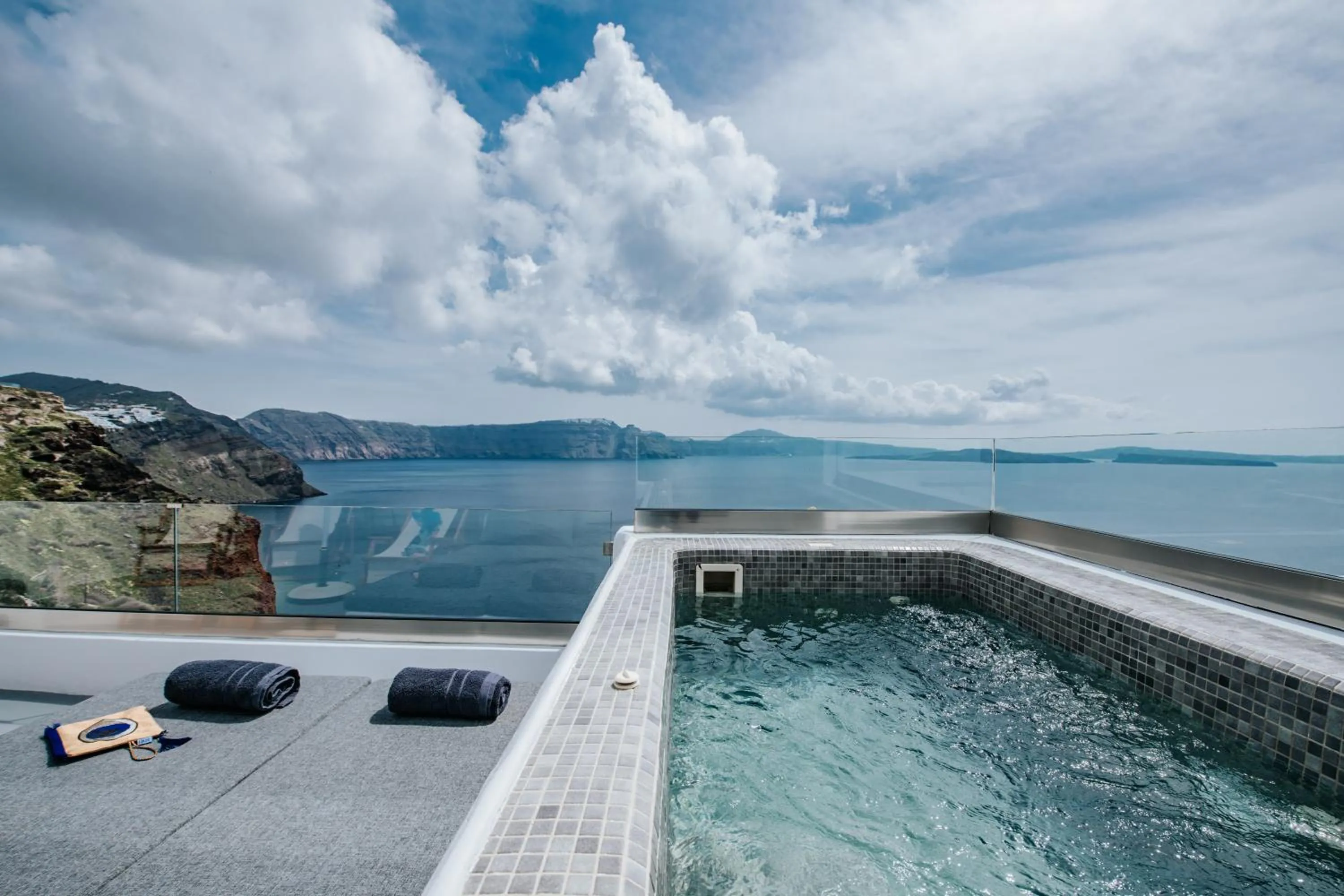 Hot Tub in Virginia's Cave Villas