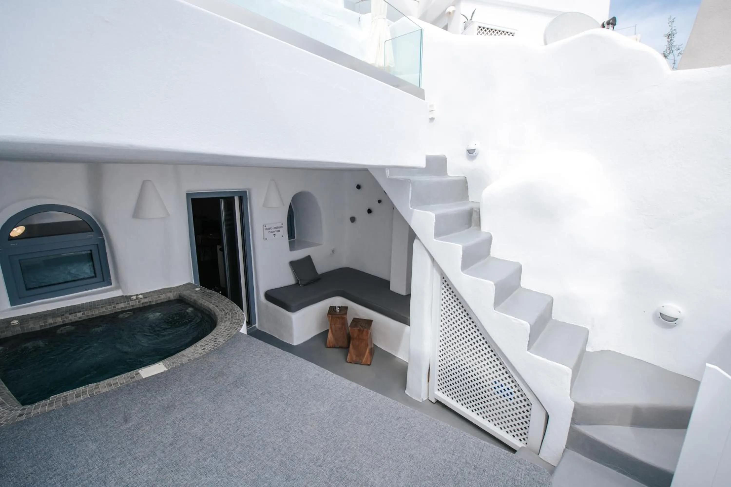 Hot Tub in Virginia's Cave Villas