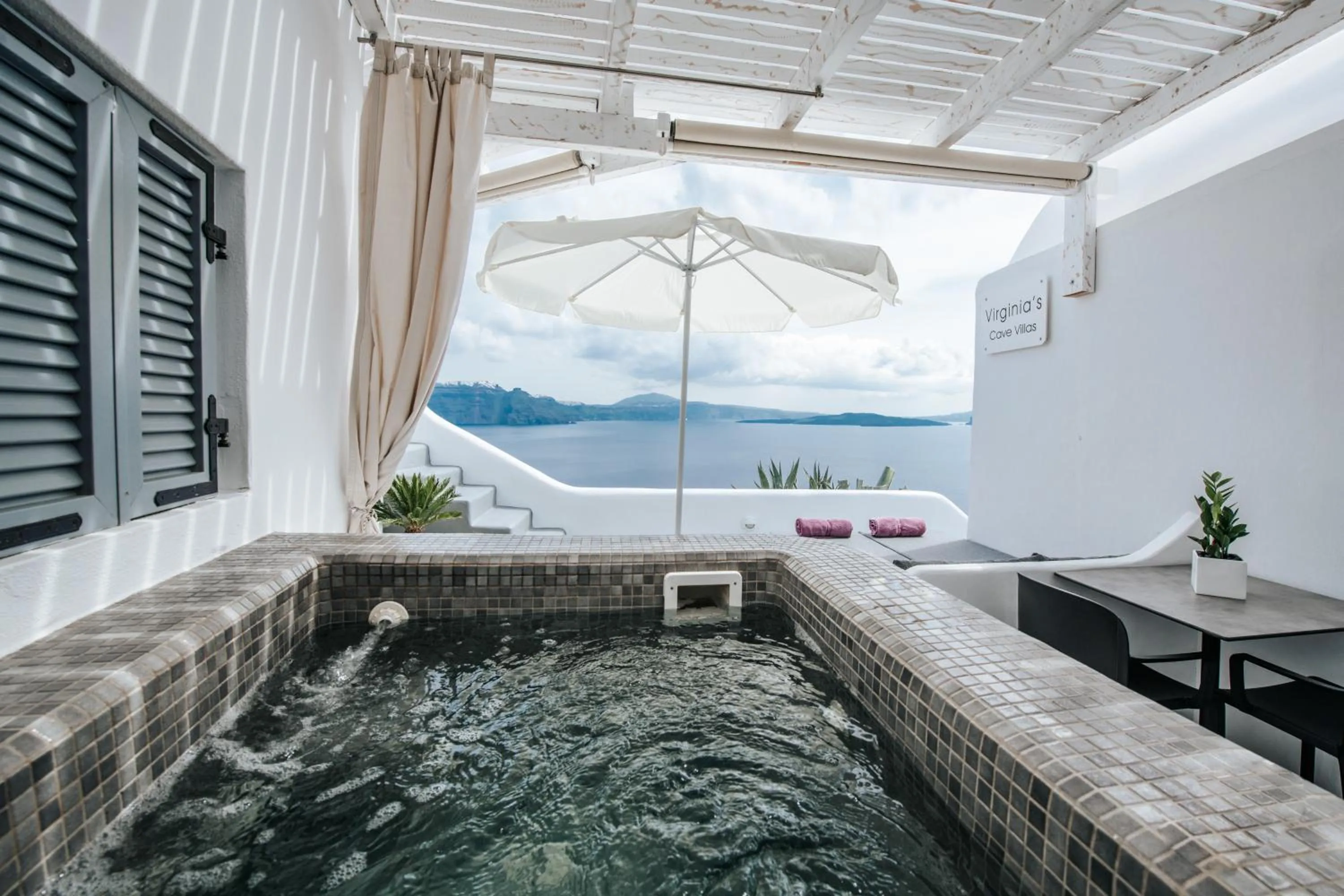 Hot Tub in Virginia's Cave Villas
