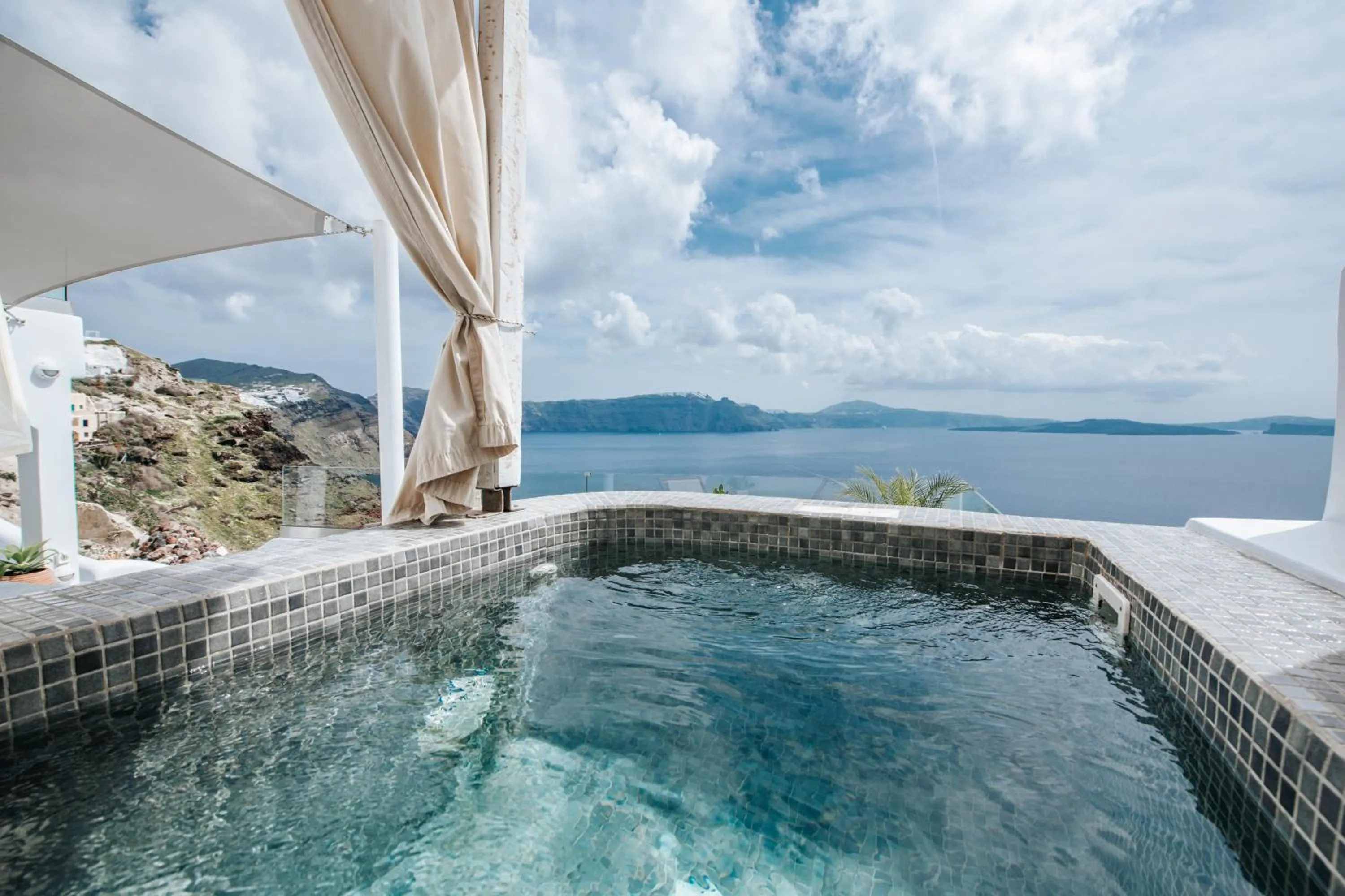 Hot Tub in Virginia's Cave Villas