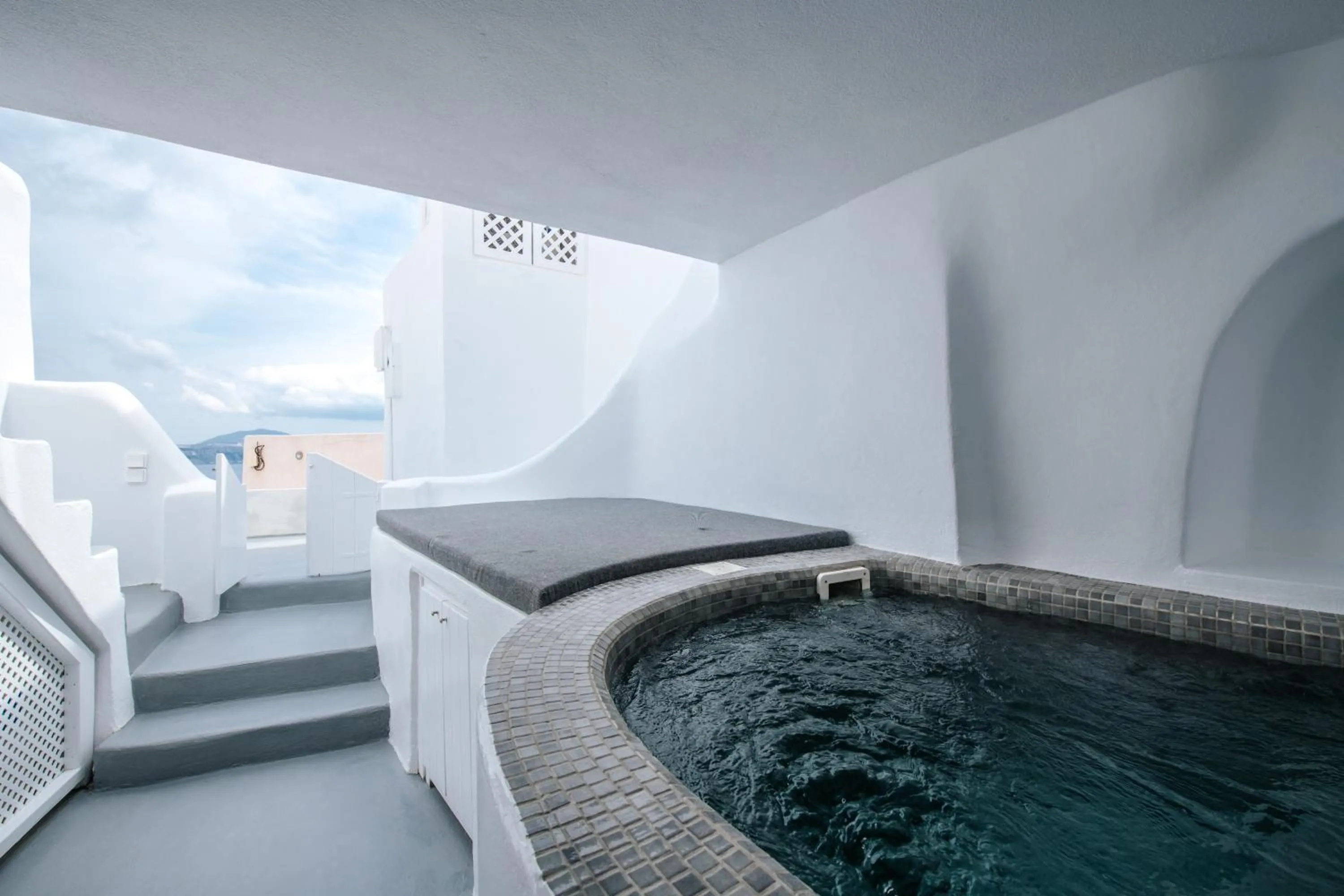 Hot Tub in Virginia's Cave Villas