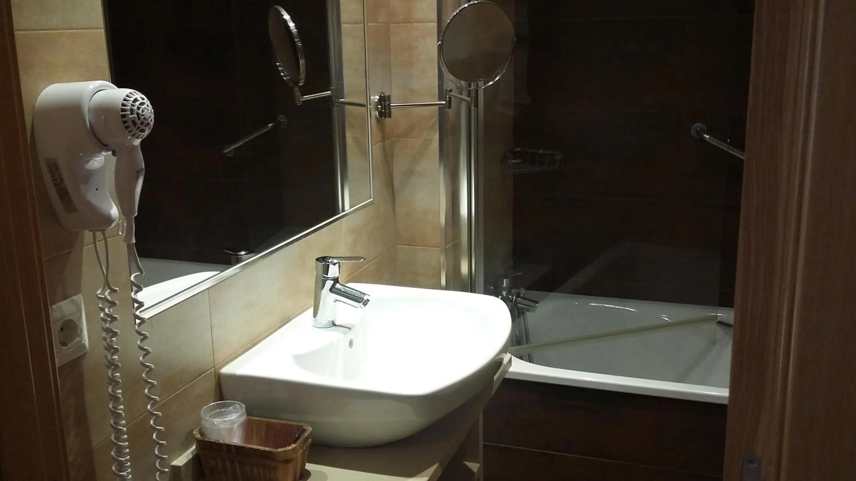 Bathroom in Hotel Valle de Cabezón
