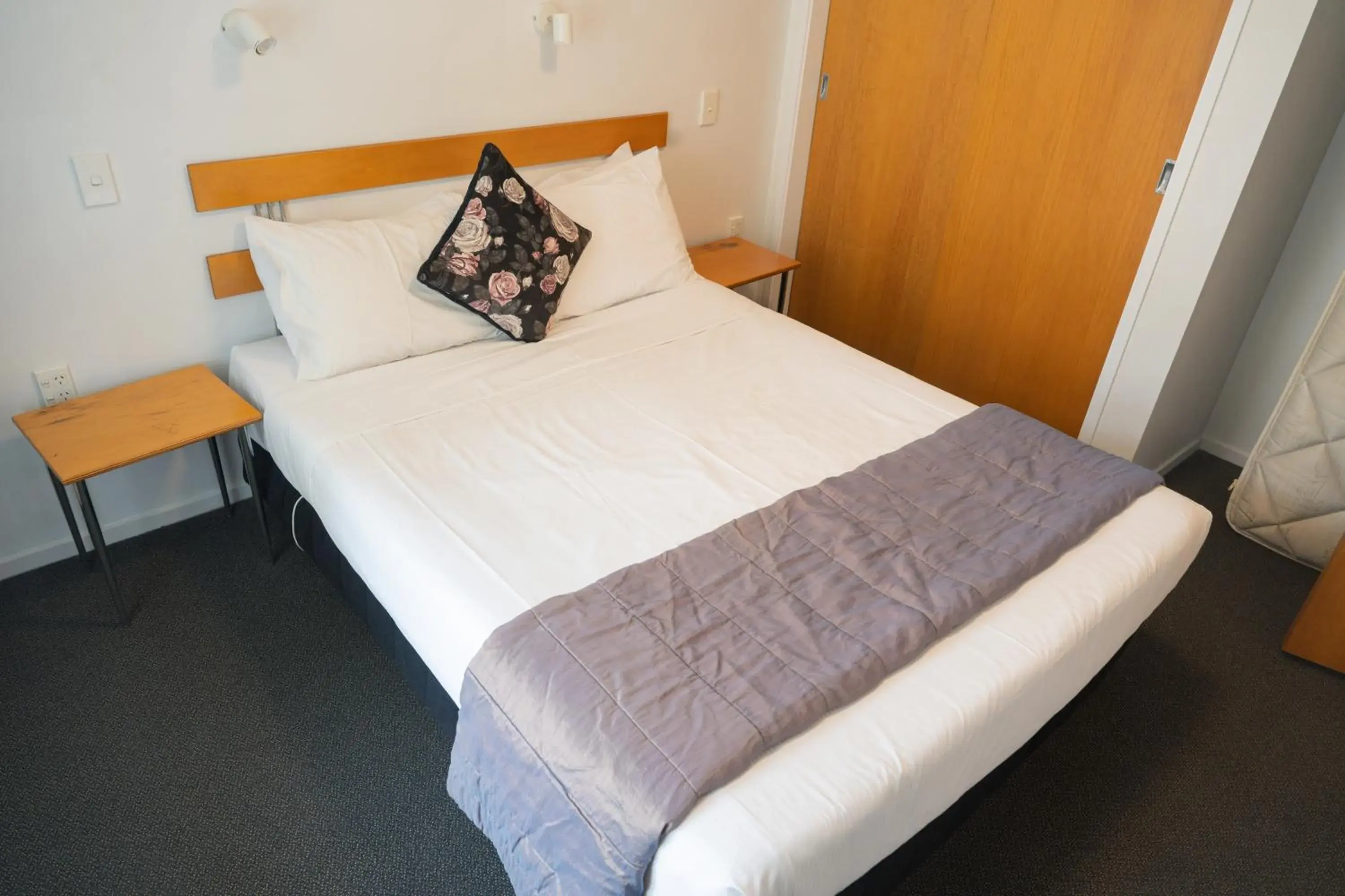 Two-Bedroom Apartment with Spa Bath in Victoria Court Motor Lodge - Free Parking Two-Bedroom Apartment with Spa Bath in Victoria Court Motor Lodge - Free Parking