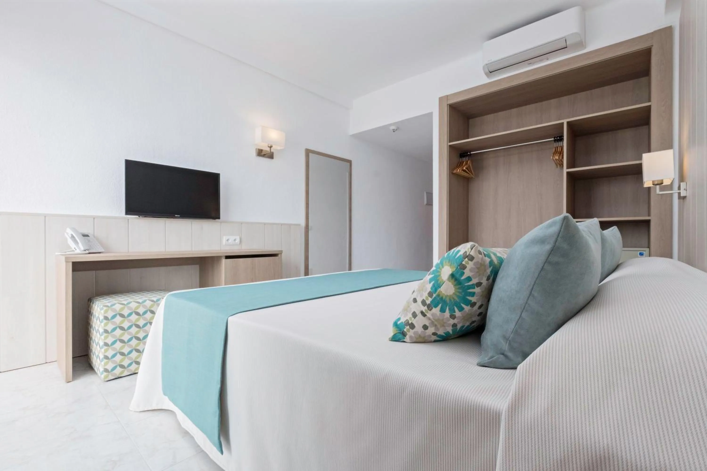 Decorative detail, Bed in azuLine Hotel Palmanova Garden