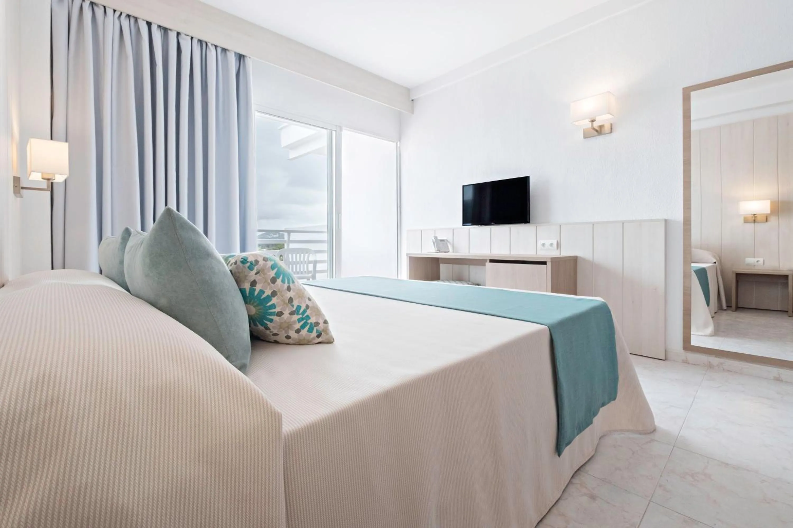 Photo of the whole room, Bed in azuLine Hotel Palmanova Garden