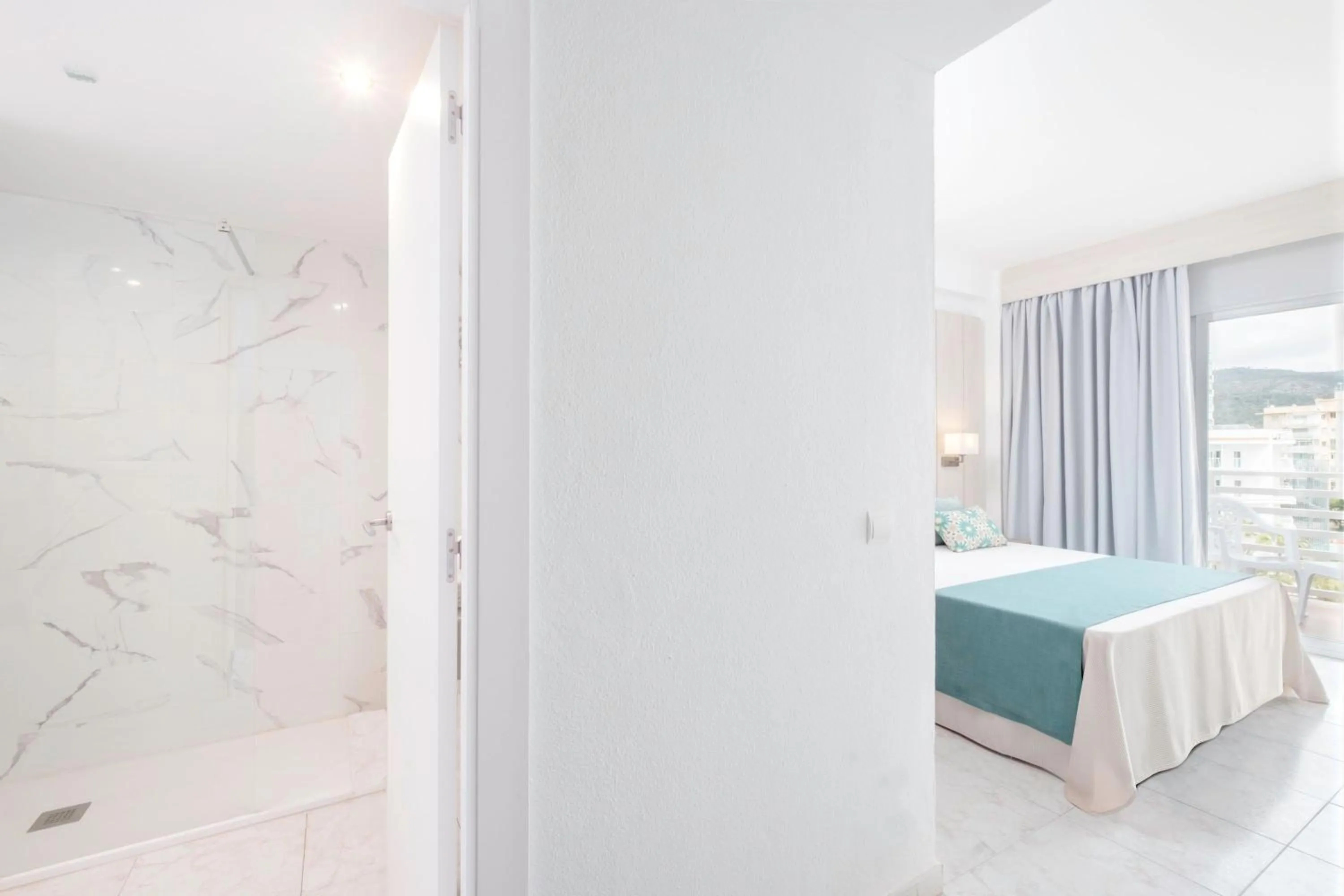 Decorative detail, Bed in azuLine Hotel Palmanova Garden